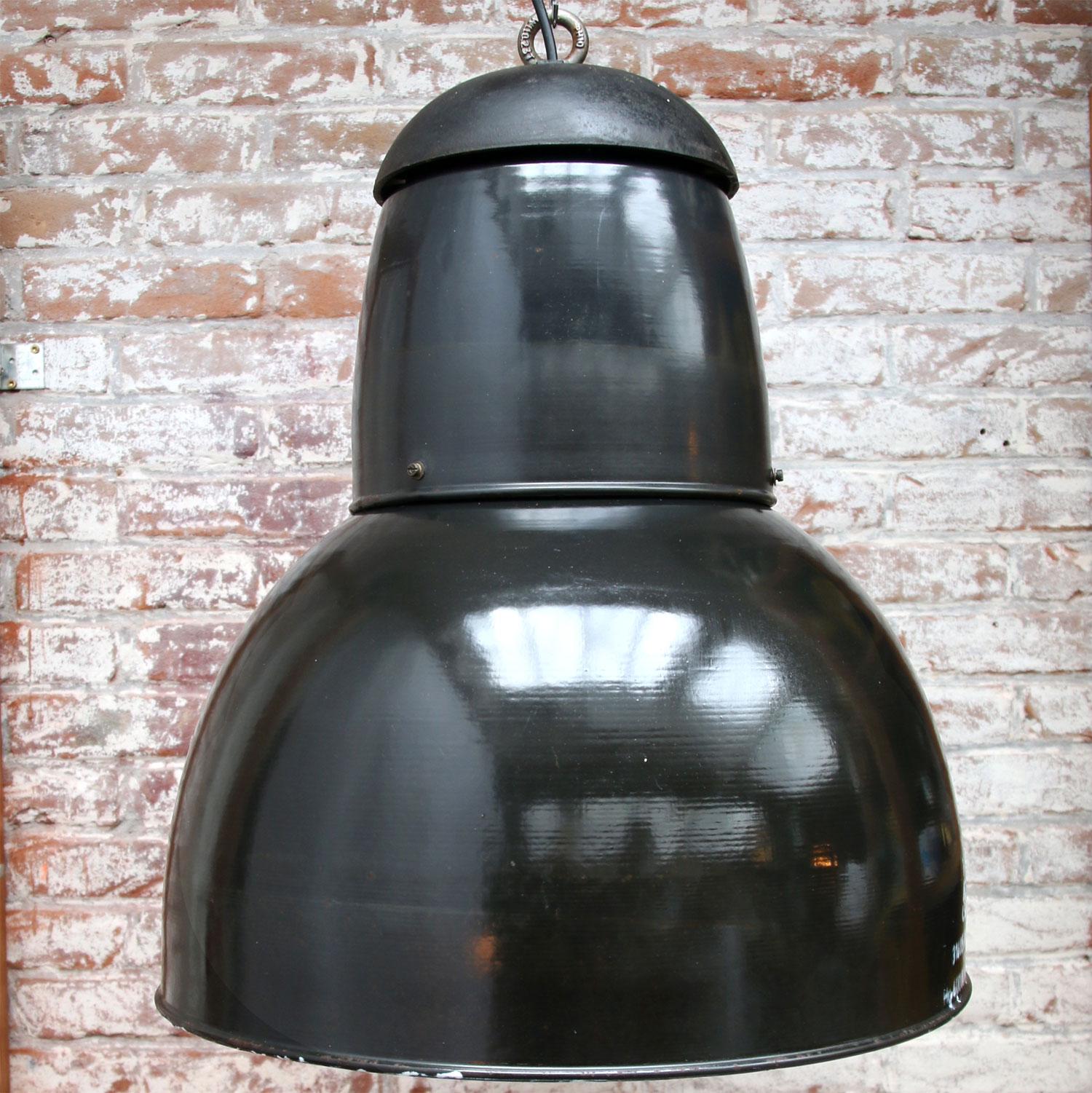 Large Black Enamel Vintage Industrial Cast Iron Top Pendant Lights In Good Condition In Amsterdam, NL