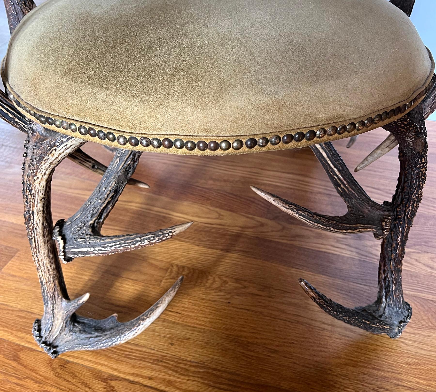 Gran sillón y otomana de cornamenta Black Forest del siglo XIX en venta 3