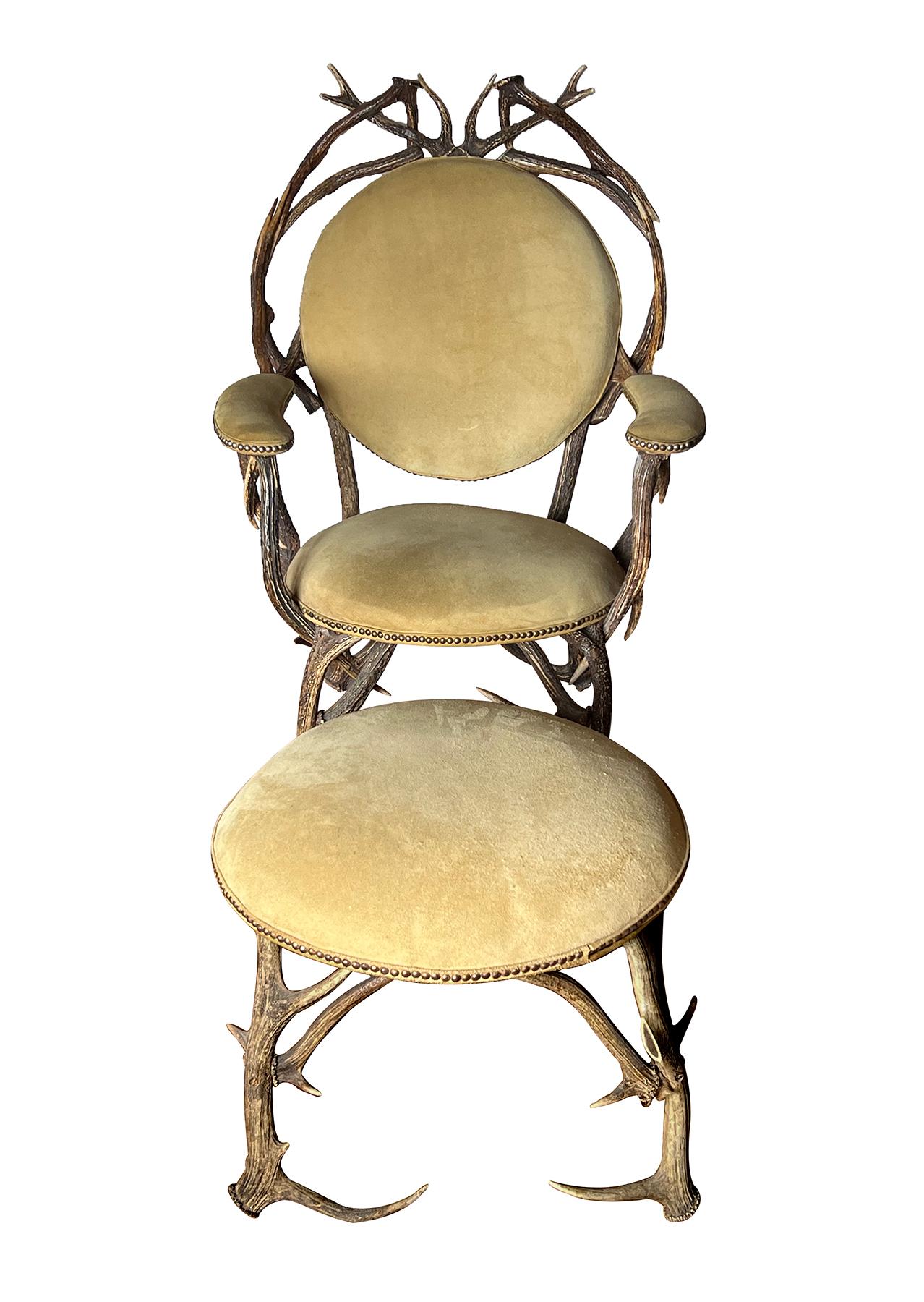 un gran y raro conjunto de muebles alemanes Black Forest con silla y otomana; con respaldo ovalado sobre un asiento ajustado todo ello rodeado por un robusto armazón simétricamente construido con astas de gamo entrelazadas
Ya en el siglo XV se