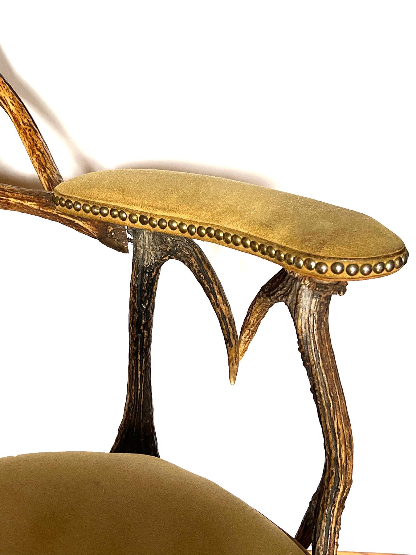 Gran sillón y otomana de cornamenta Black Forest del siglo XIX en venta 2