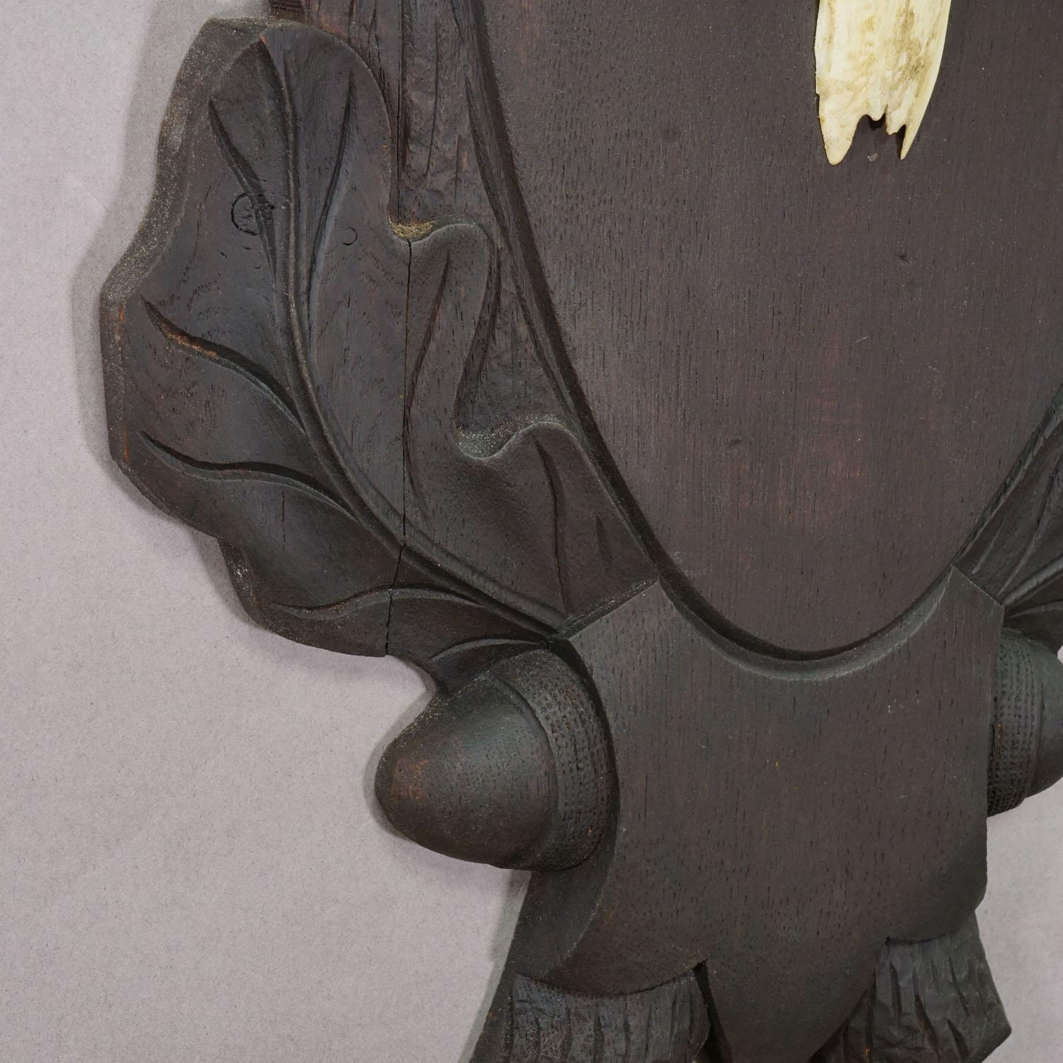 Große Black Forest 8 Pointer Rotwildtrophäe auf geschnitzter Plakette - Deutschland ca. 1940 (Geweih) im Angebot