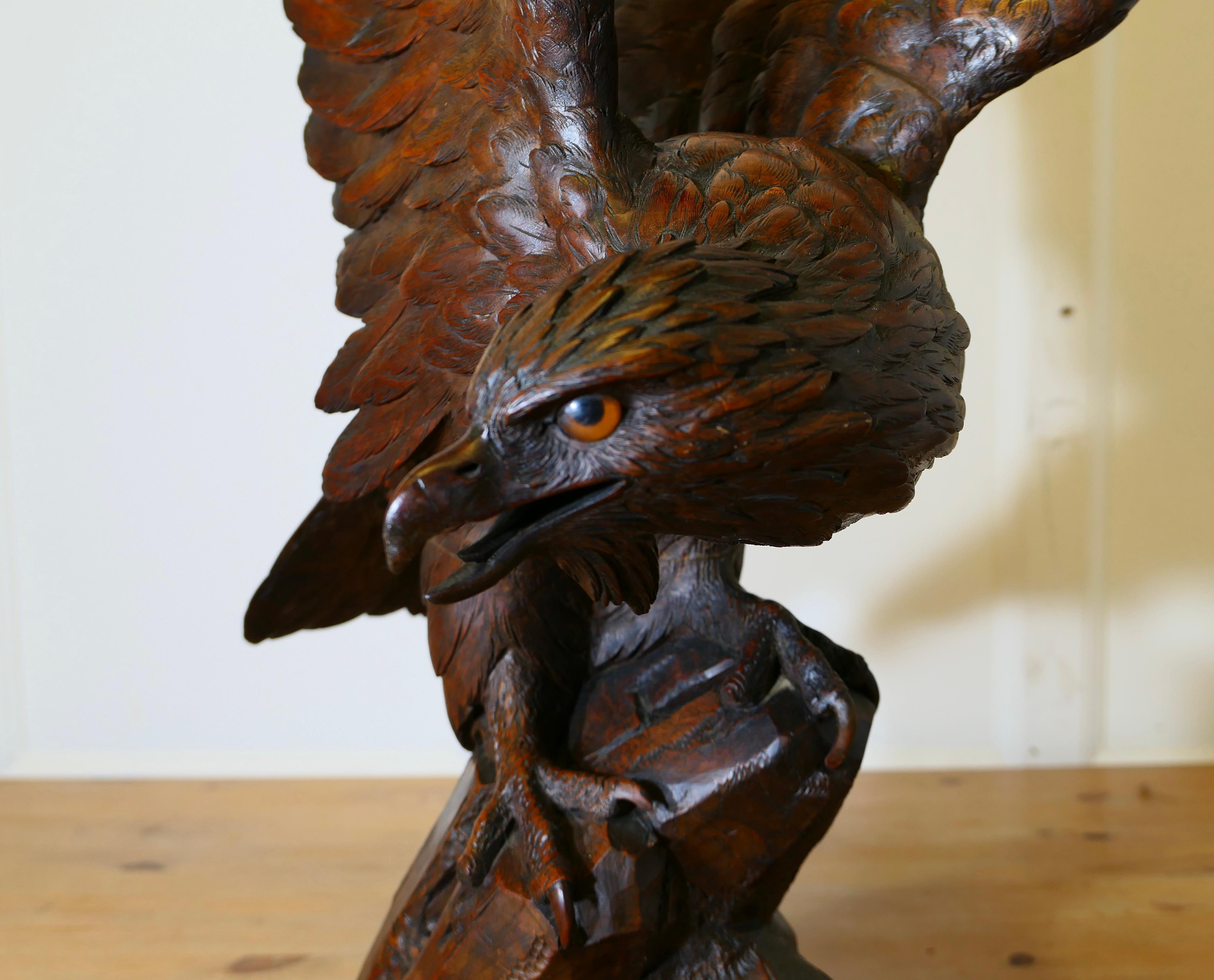 Águila grande tallada de Black Forest   Una gran pieza magníficamente tallada en nogal siglo XIX en venta