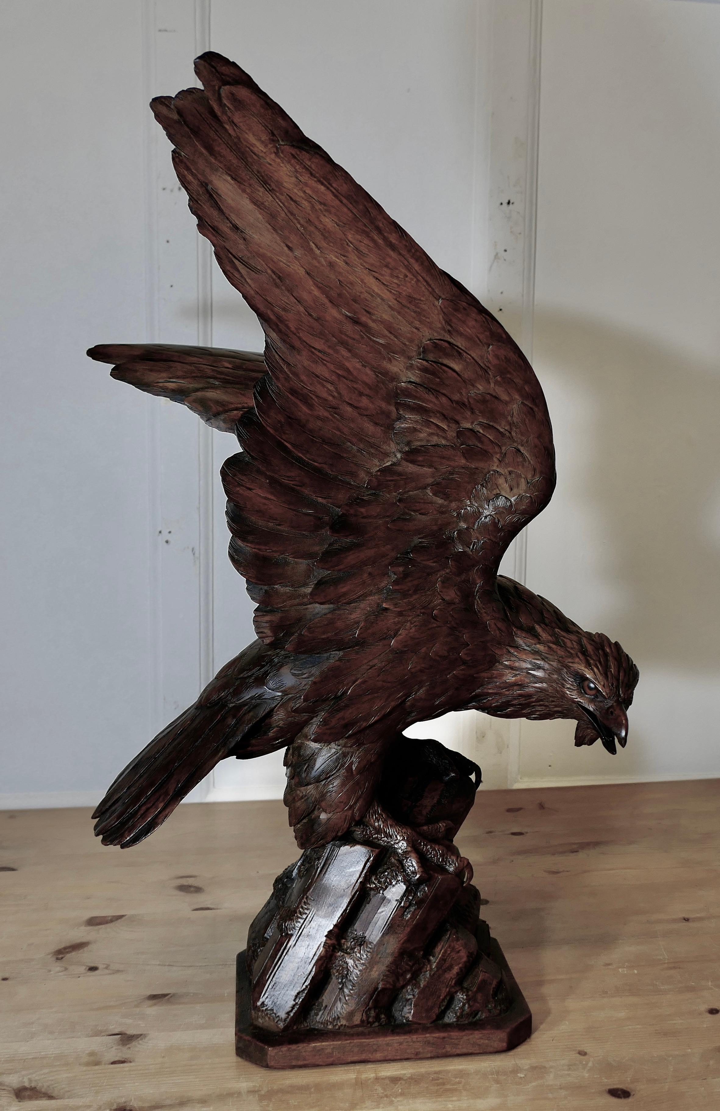 Águila grande tallada de Black Forest   Una gran pieza magníficamente tallada en nogal Nogal en venta
