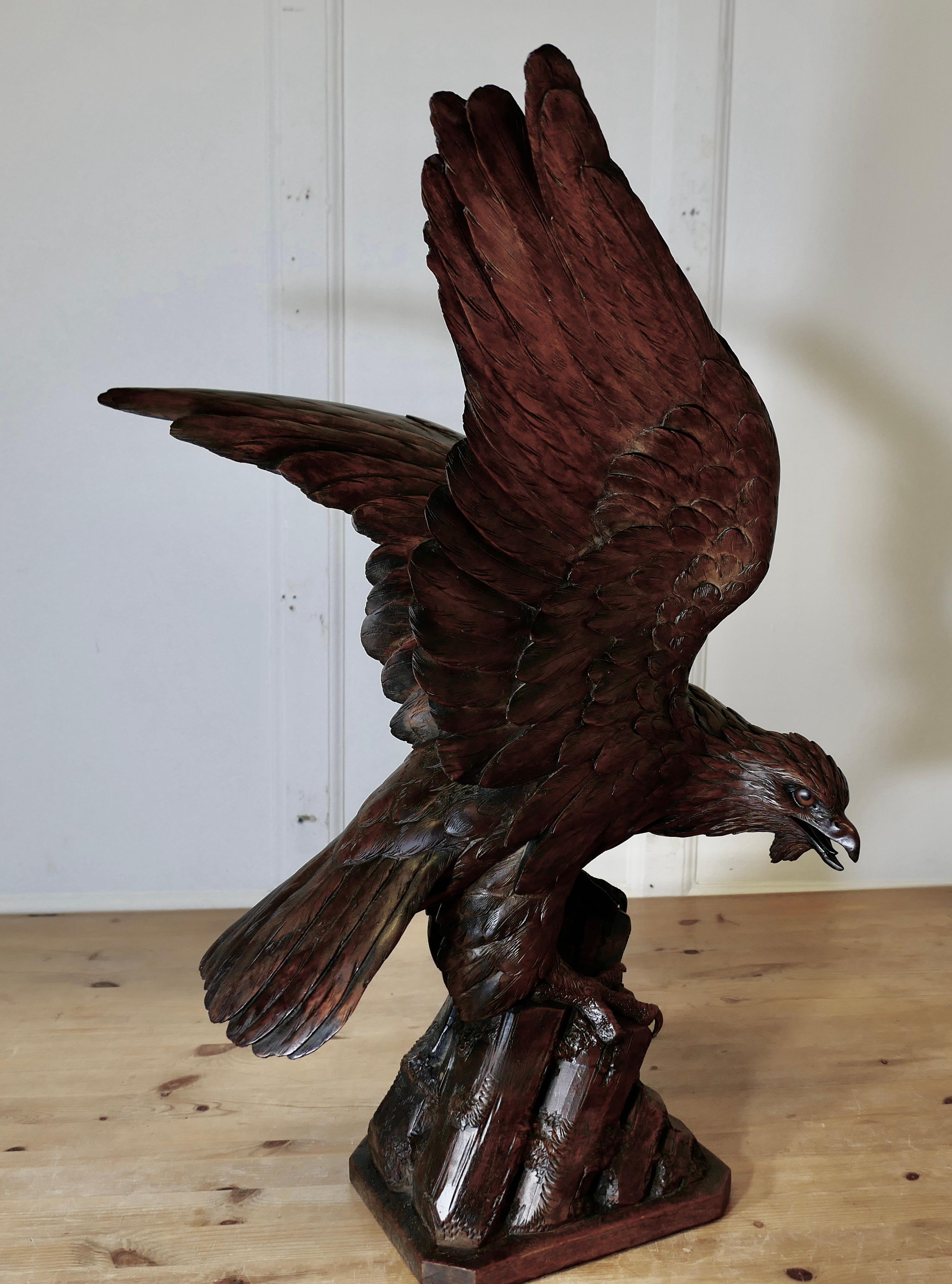 Águila grande tallada de Black Forest   Una gran pieza magníficamente tallada en nogal en venta 1