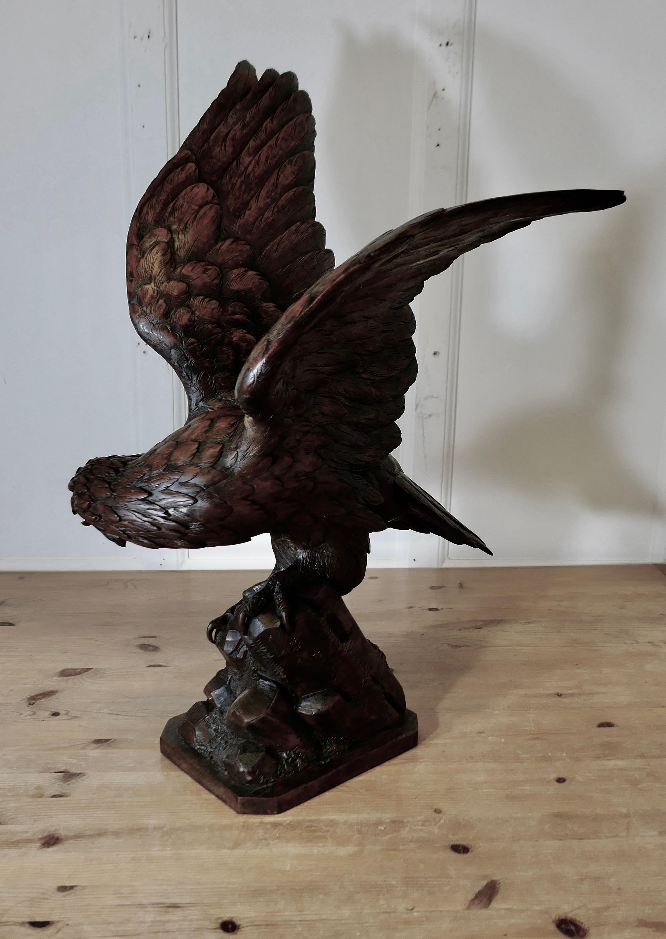 Águila grande tallada de Black Forest   Una gran pieza magníficamente tallada en nogal en venta 2