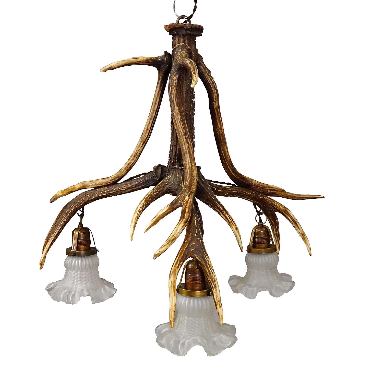 Grande lampada da soffitto Black Forest con corna di cervo
Articolo e7366
Un grande lampadario di corna di cervo assemblato. La lampada è dotata di 3 beccucci con paralumi in vetro vintage. Realizzato in Germania nel 1920 circa, cablaggio rinnovato,