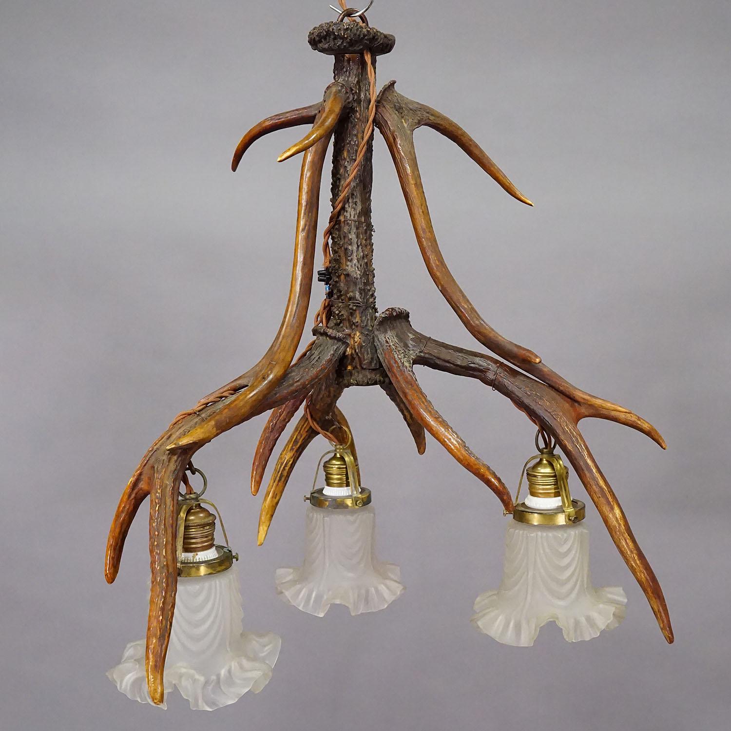 Große Black Forest Deckenleuchte mit Hirschgeweih

Ein großer Geweihkronleuchter aus zusammengesetzten Hirschgeweihen. Die Lampe wird mit 3 Ausgießern geliefert, die mit Vintage-Glasschirmen ausgestattet sind. Hergestellt in Deutschland ca. 1920,