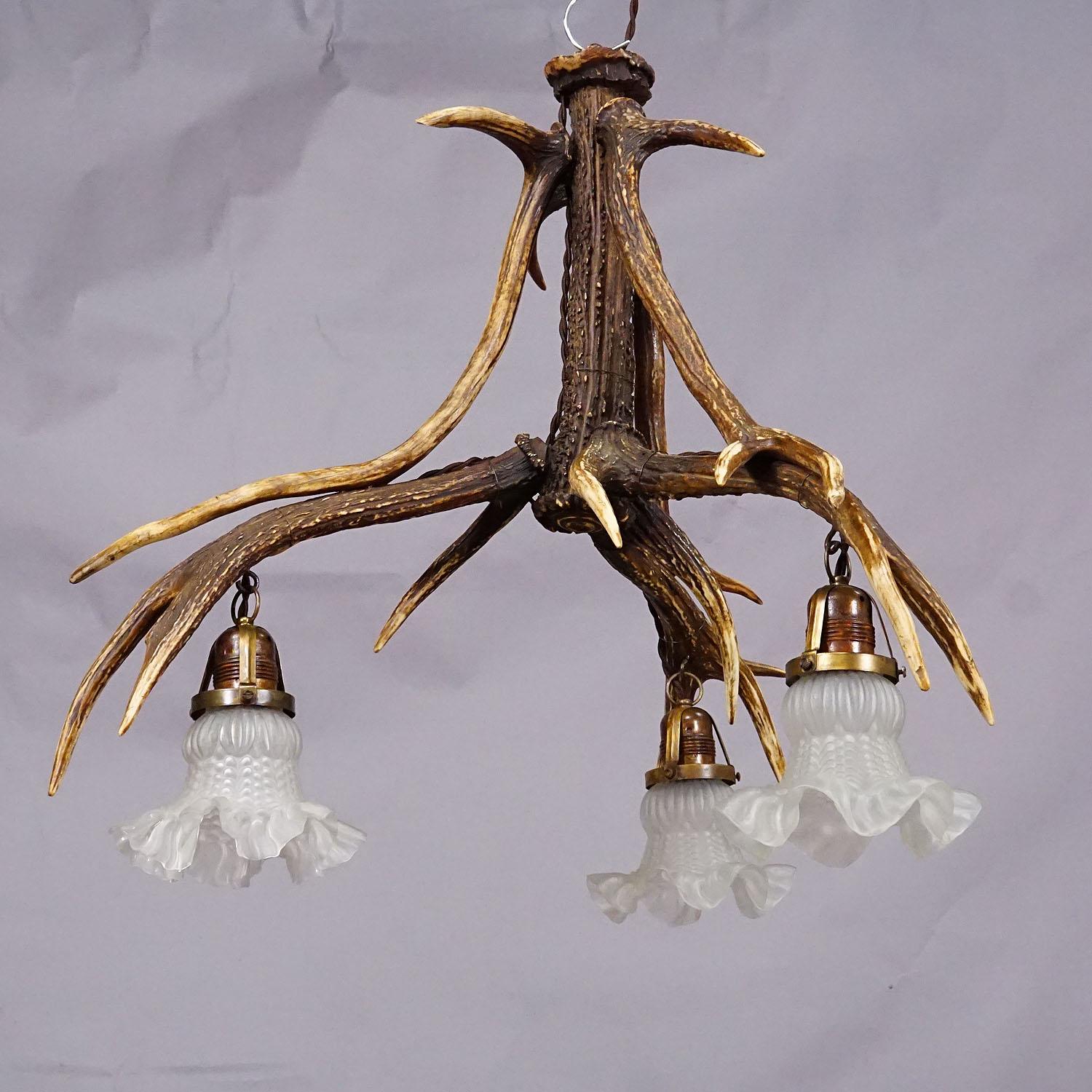 Rustico Grande lampada da soffitto Black Forest con corna di cervo in vendita