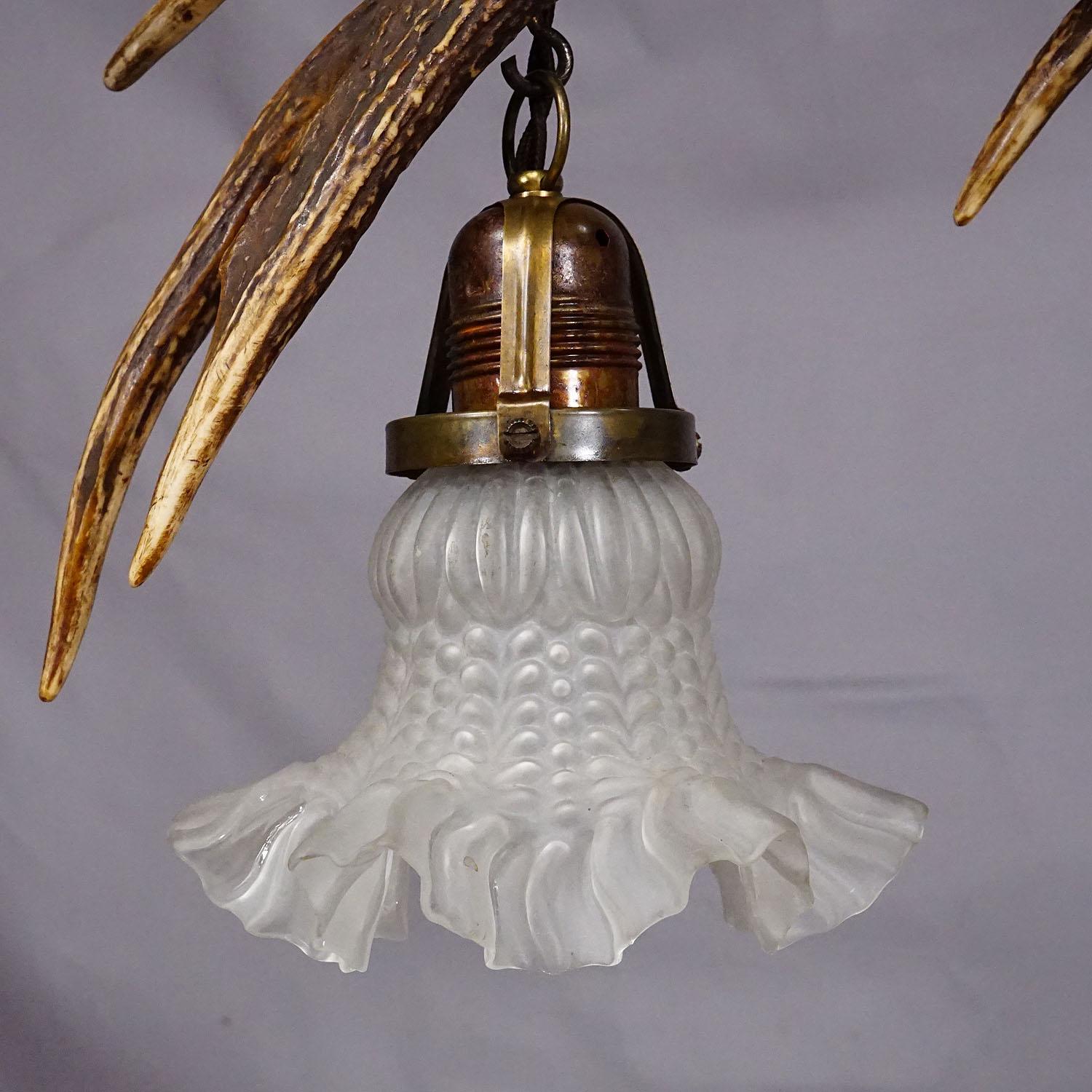 XX secolo Grande lampada da soffitto Black Forest con corna di cervo in vendita