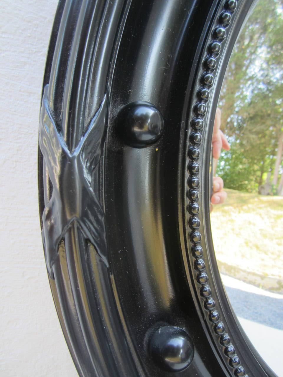 Großer schwarz lackierter Rahmen im Regency-Stil mit konvexem Spiegel.