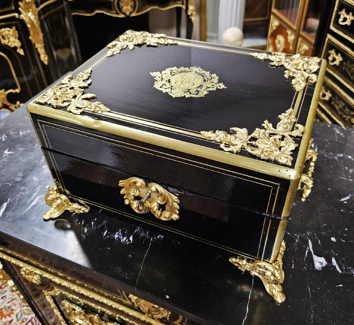 Stunning  large decorative  Napoleon III period, composed of Boulle style marquetry of doubled and tripled brass threads, as well as an important numbered cartouche on the cover. Beautiful ornamentation of gilded bronzes with rounded finishing ingot