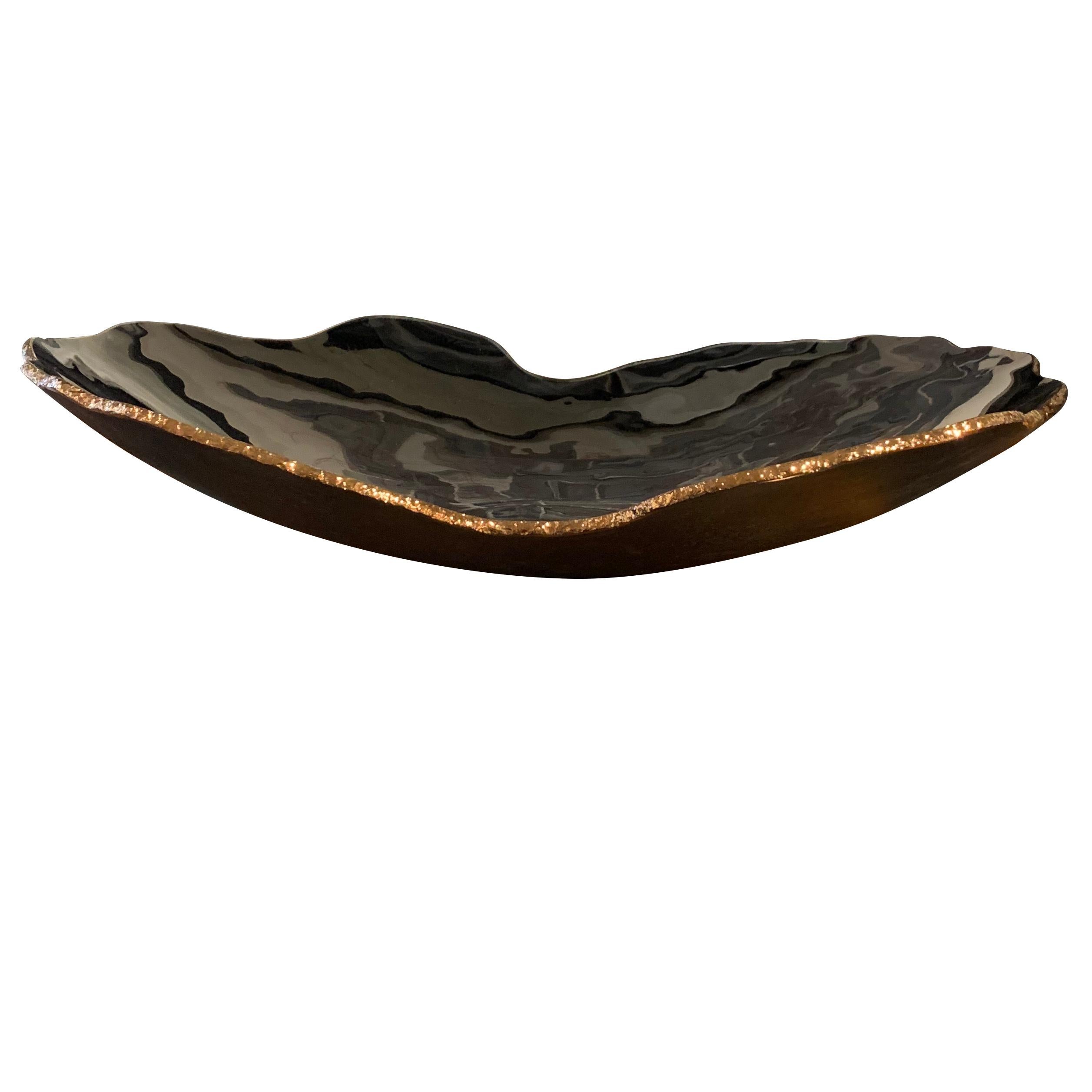 Grand plat de forme libre en noir poli, fait à la main par des artisans brésiliens
Bordure rugueuse en or 24 carats.
 