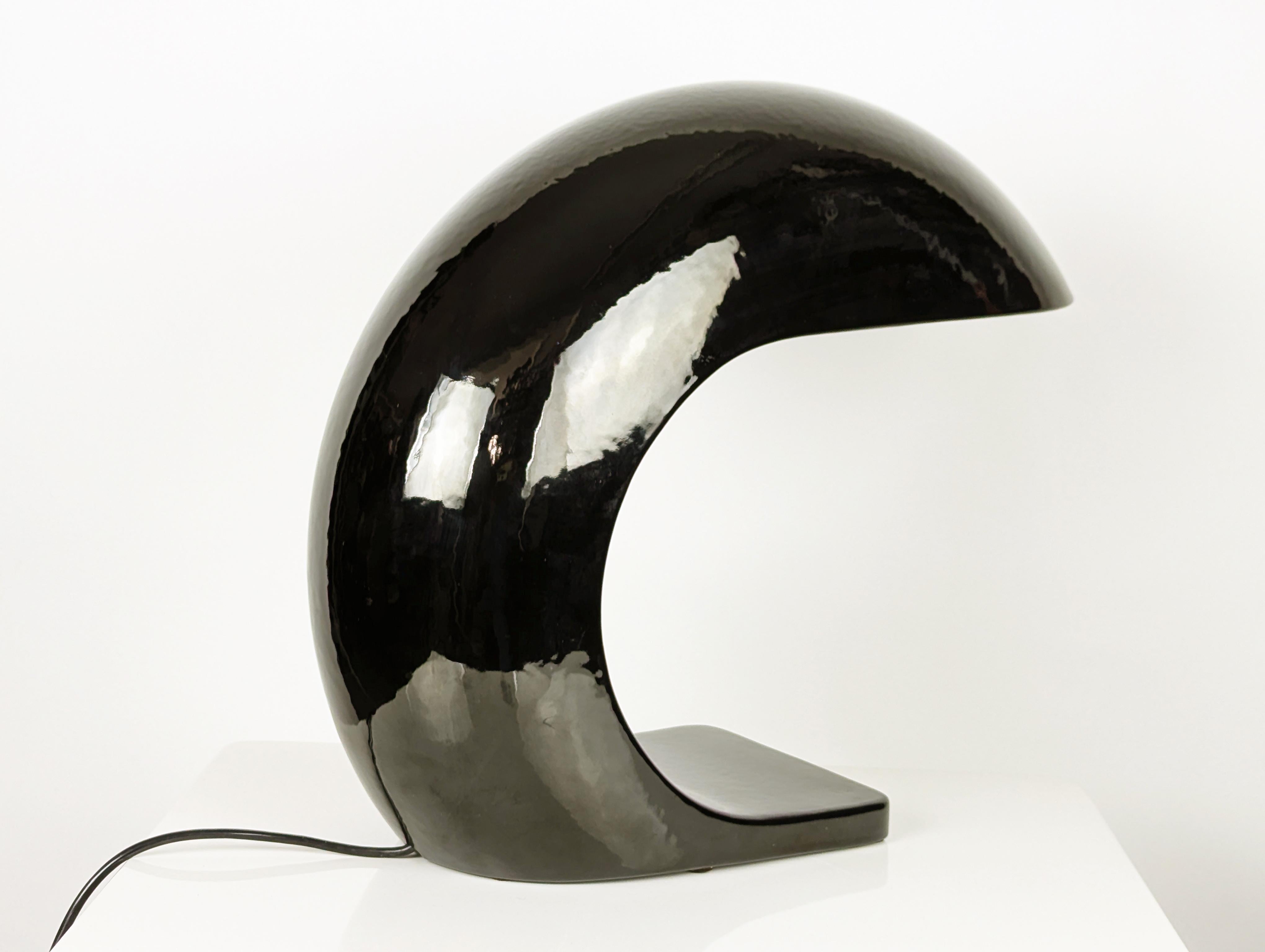 Lampada da tavolo scultorea in ceramica nera, prodotta in Italia negli anni '70 e disegnata da Ivo Sedazzari per Prisma.
la lampada è in ottime condizioni. L'impianto elettrico è originale e funzionante. Piccoli lavori di restauro sulla base in