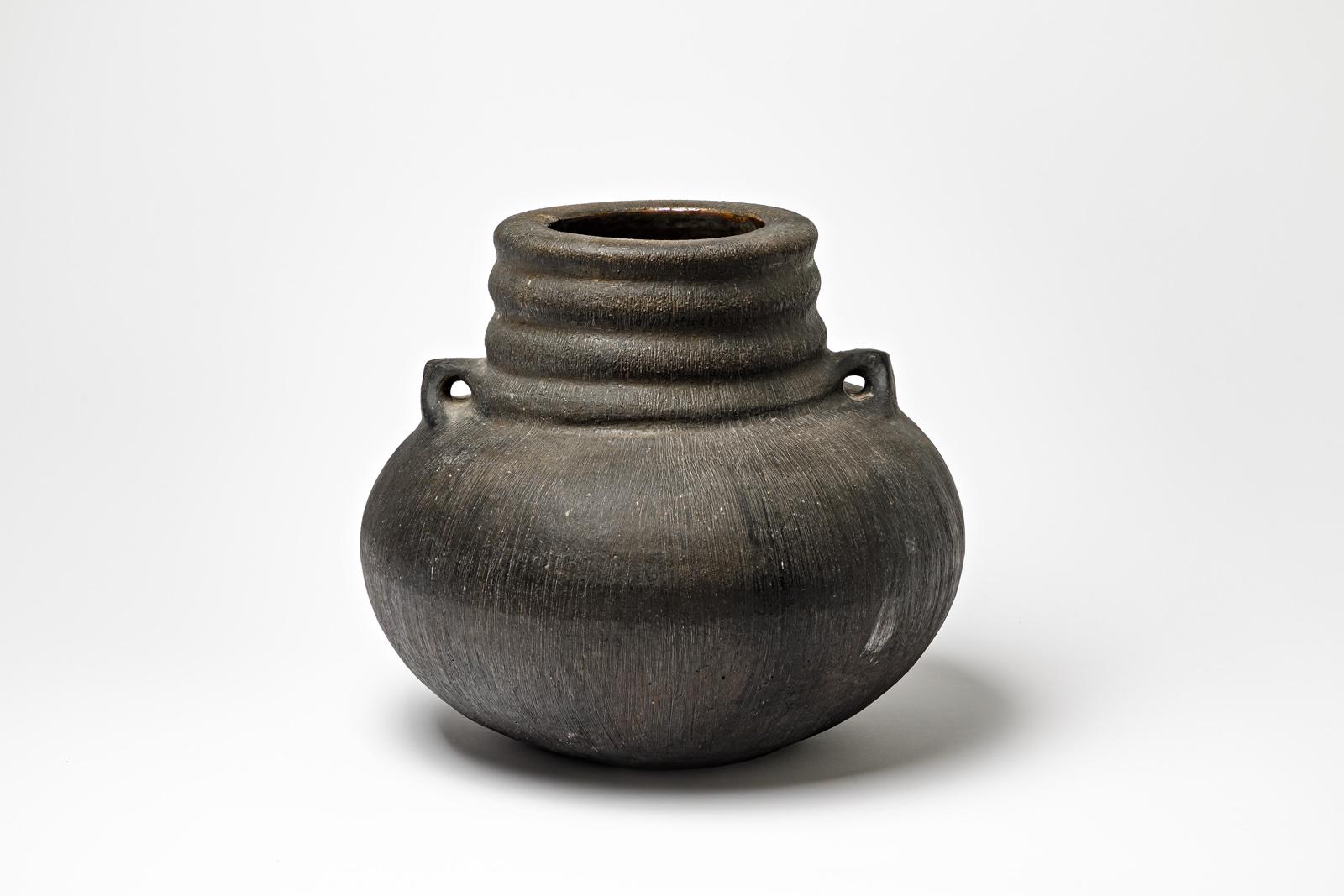Grand vase en céramique émaillée noire de Gisèle Buthod Garçon.
Raku a tiré. 
Monogramme et signature de l'Artistics sous la base. 
Vers 1980-1990. 
Pièce unique.
H : 12.6' x 12.6' pouces.