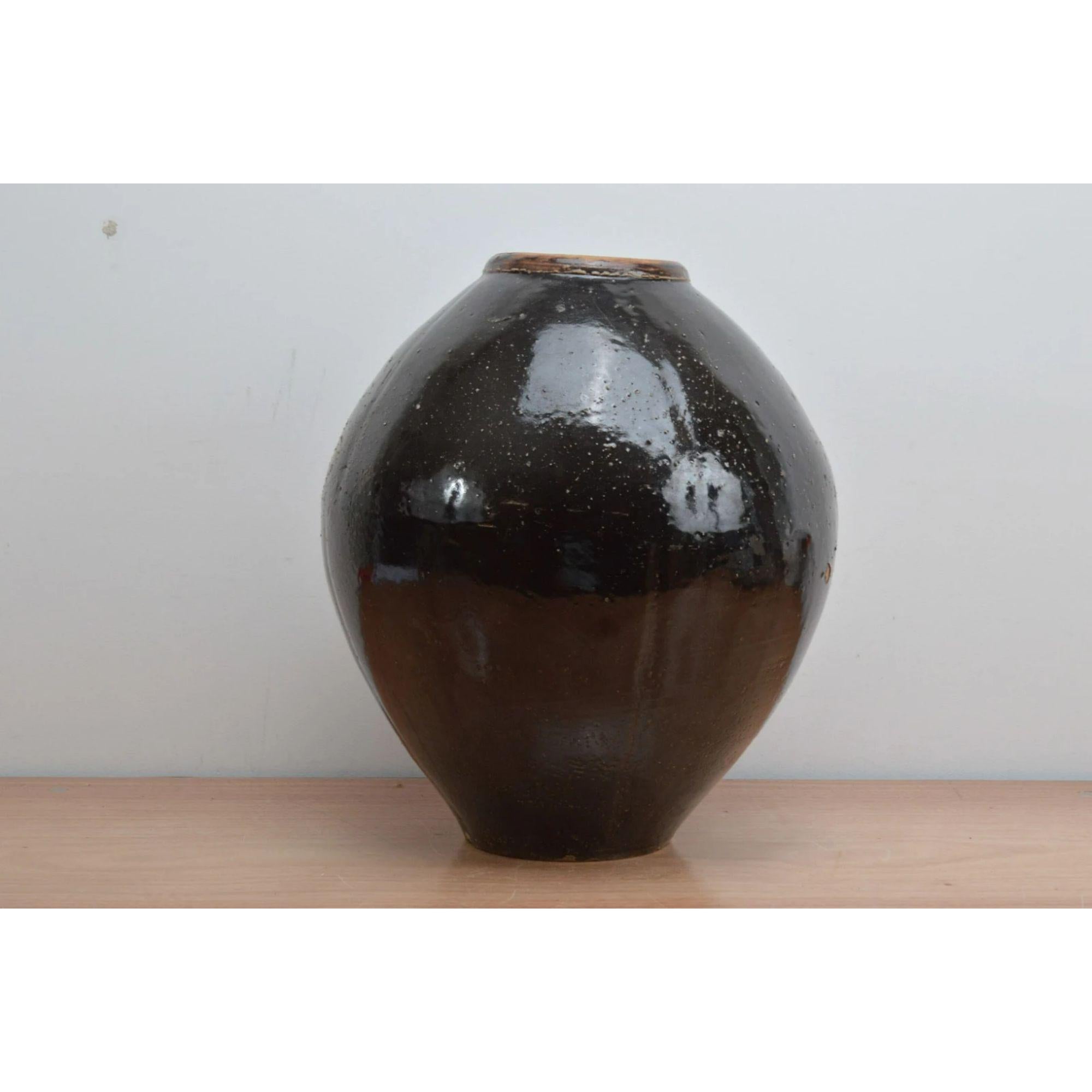 Vernissé Grand pot en faïence émaillée noire, 20ème siècle en vente