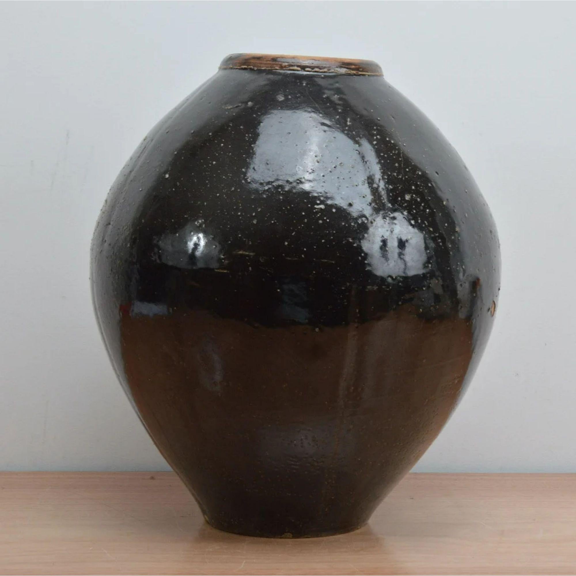 Grand pot en faïence émaillée noire, 20ème siècle Bon état - En vente à London, GB