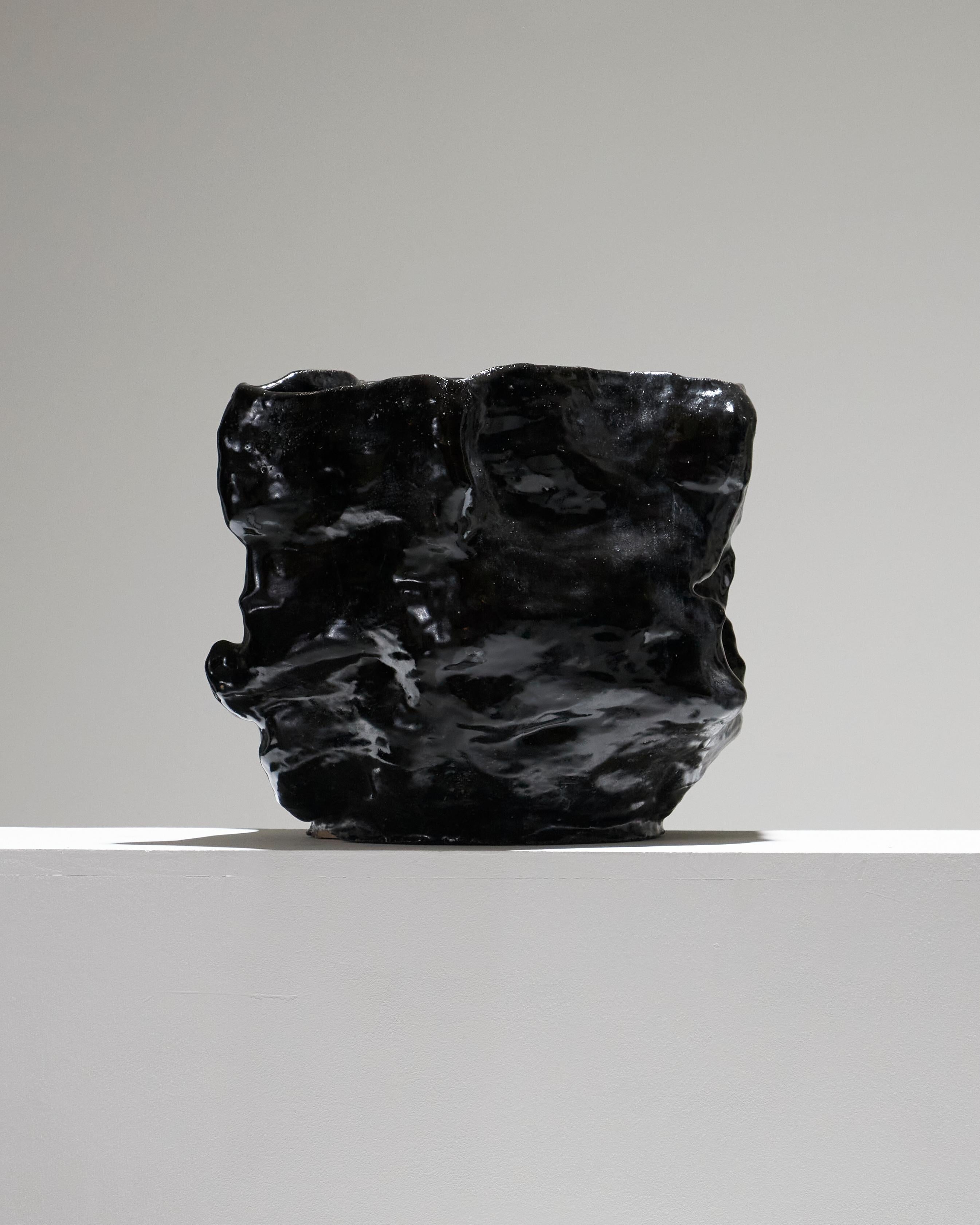 Grand vase en céramique noire de la designer Suzie Lapierre d'Argy. Chaque création allie harmonieusement simplicité et raffinement, fonctionnalité et unicité, où l'imperfection devient une signature de caractère et d'élégance.