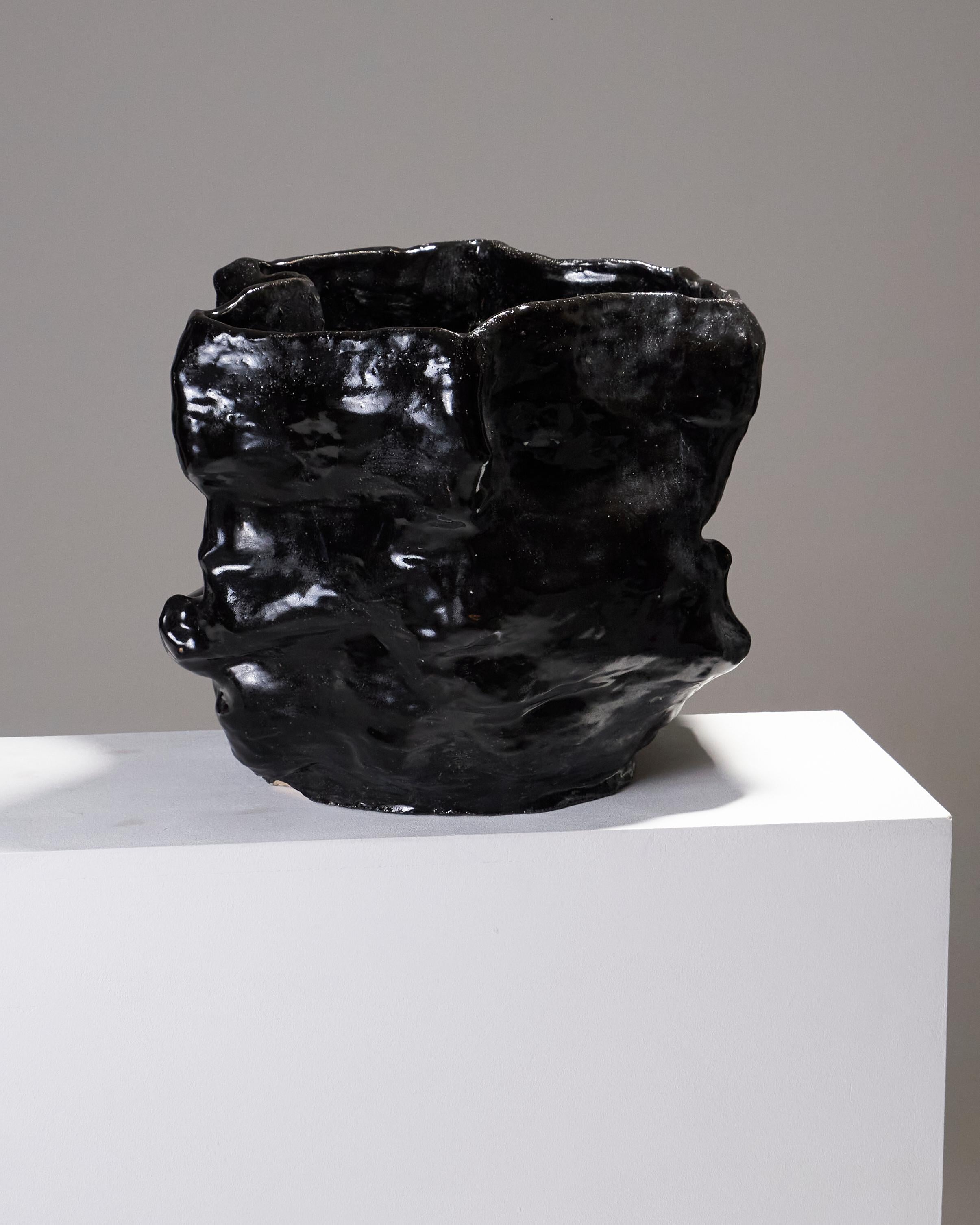 XXIe siècle et contemporain Grand vase noir brillant à forme libre