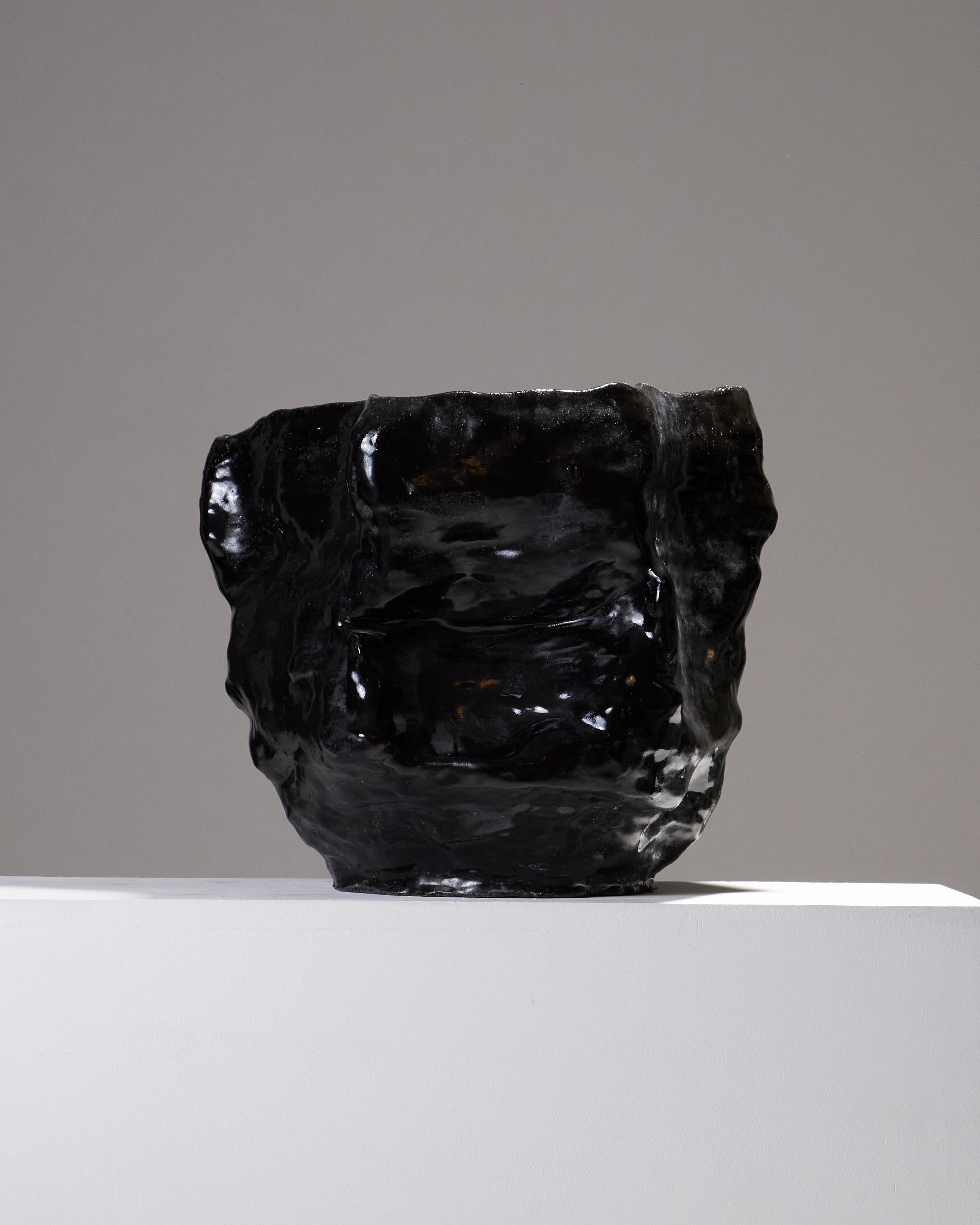 Grand vase noir brillant à forme libre 4