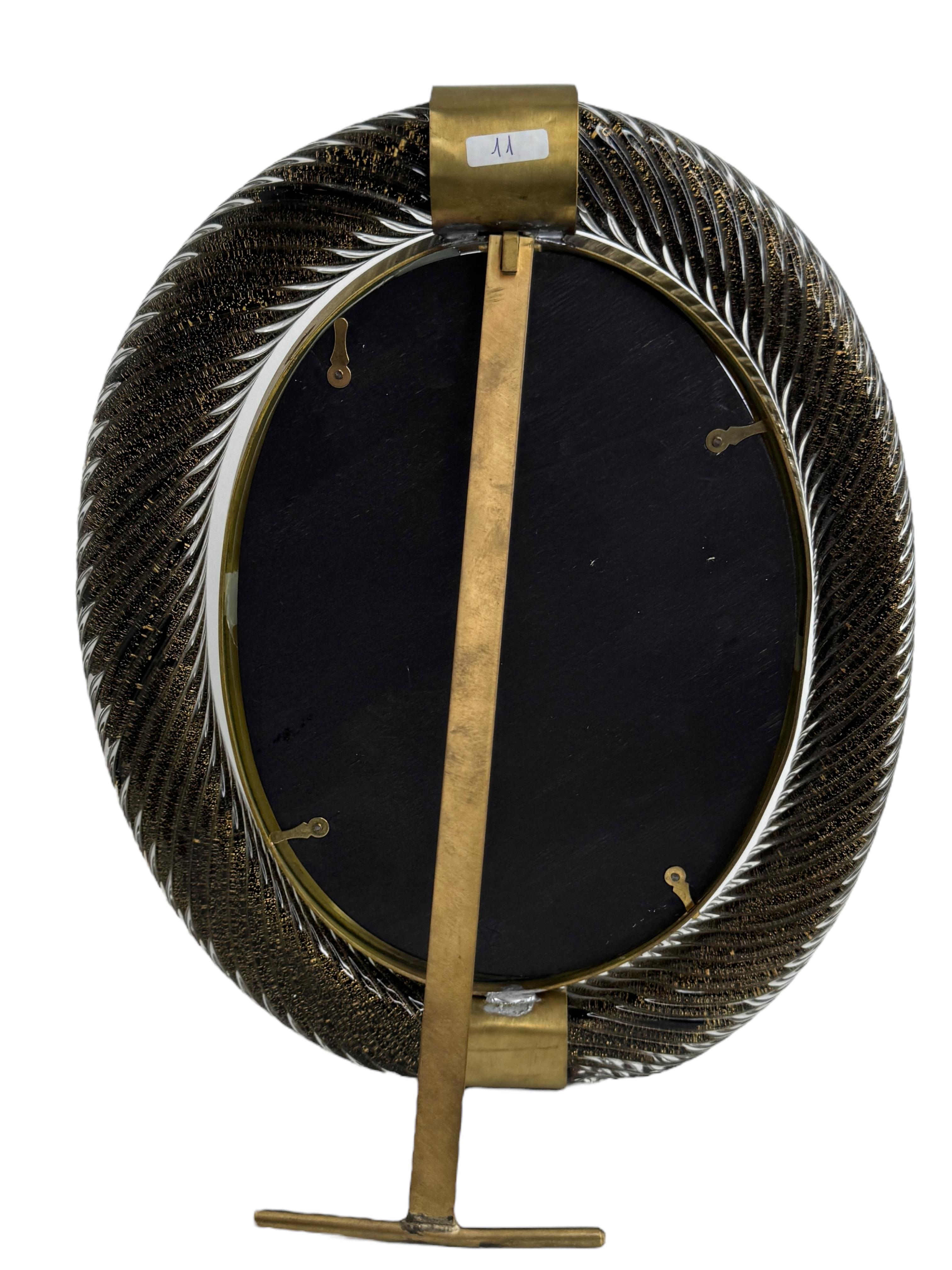 Großer schwarz-gold schimmernder Bilderrahmen aus gedrehtem Murano-Glas und Messing 1950er Jahre im Angebot 7