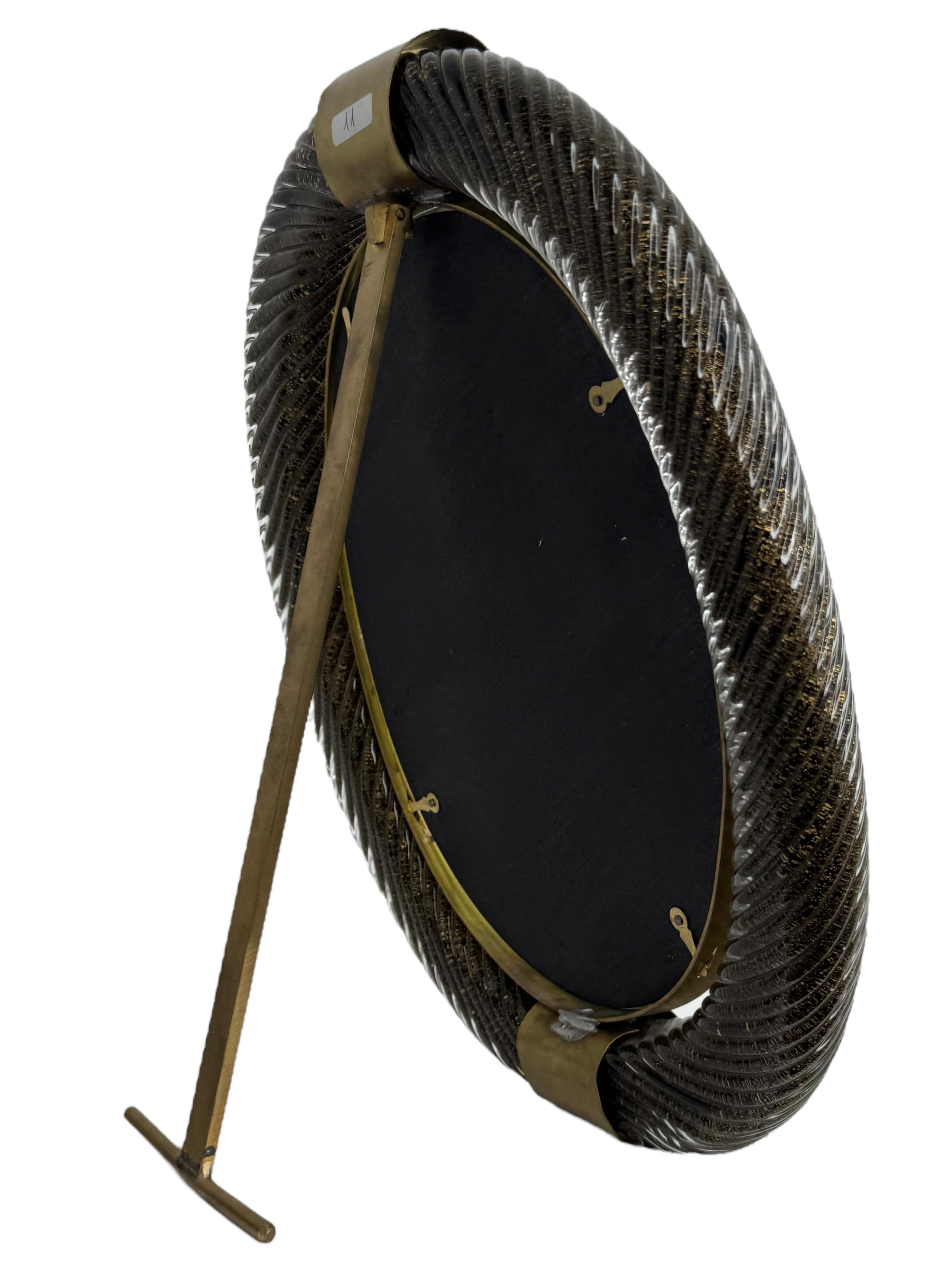 Großer schwarz-gold schimmernder Bilderrahmen aus gedrehtem Murano-Glas und Messing 1950er Jahre im Angebot 8
