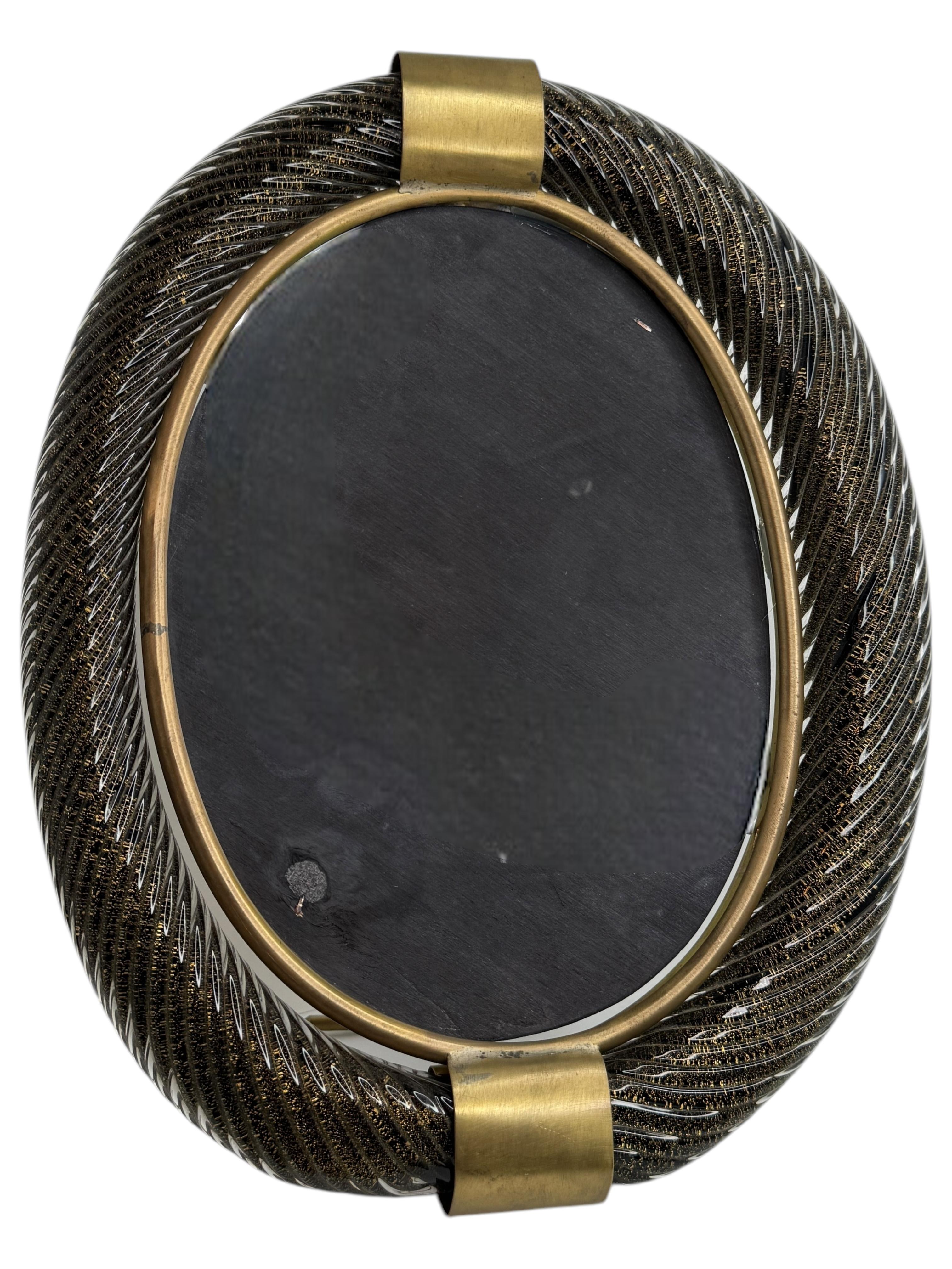 Großer schwarz-gold schimmernder Bilderrahmen aus gedrehtem Murano-Glas und Messing 1950er Jahre (Italienisch) im Angebot