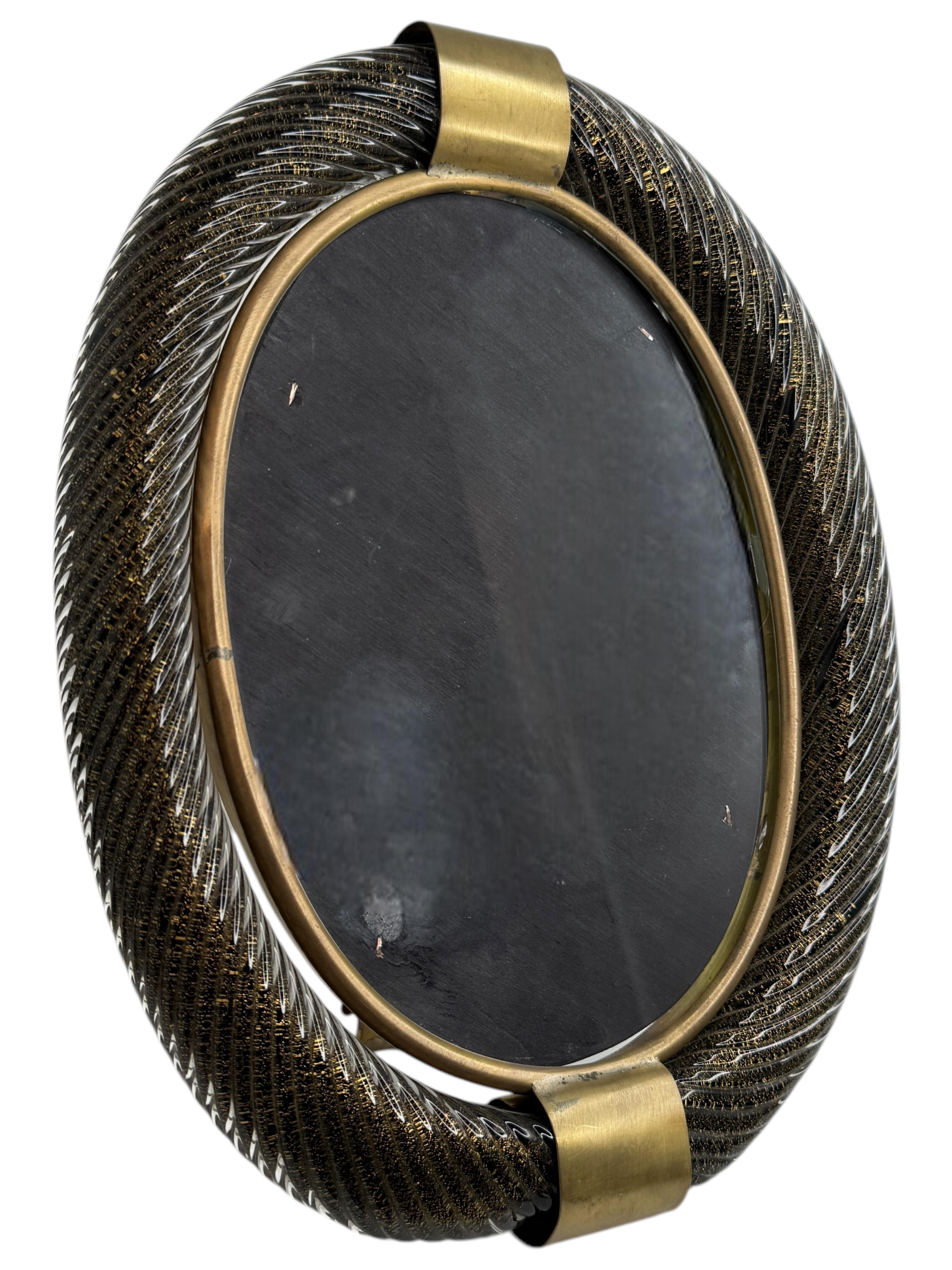 Großer schwarz-gold schimmernder Bilderrahmen aus gedrehtem Murano-Glas und Messing 1950er Jahre (Handgefertigt) im Angebot