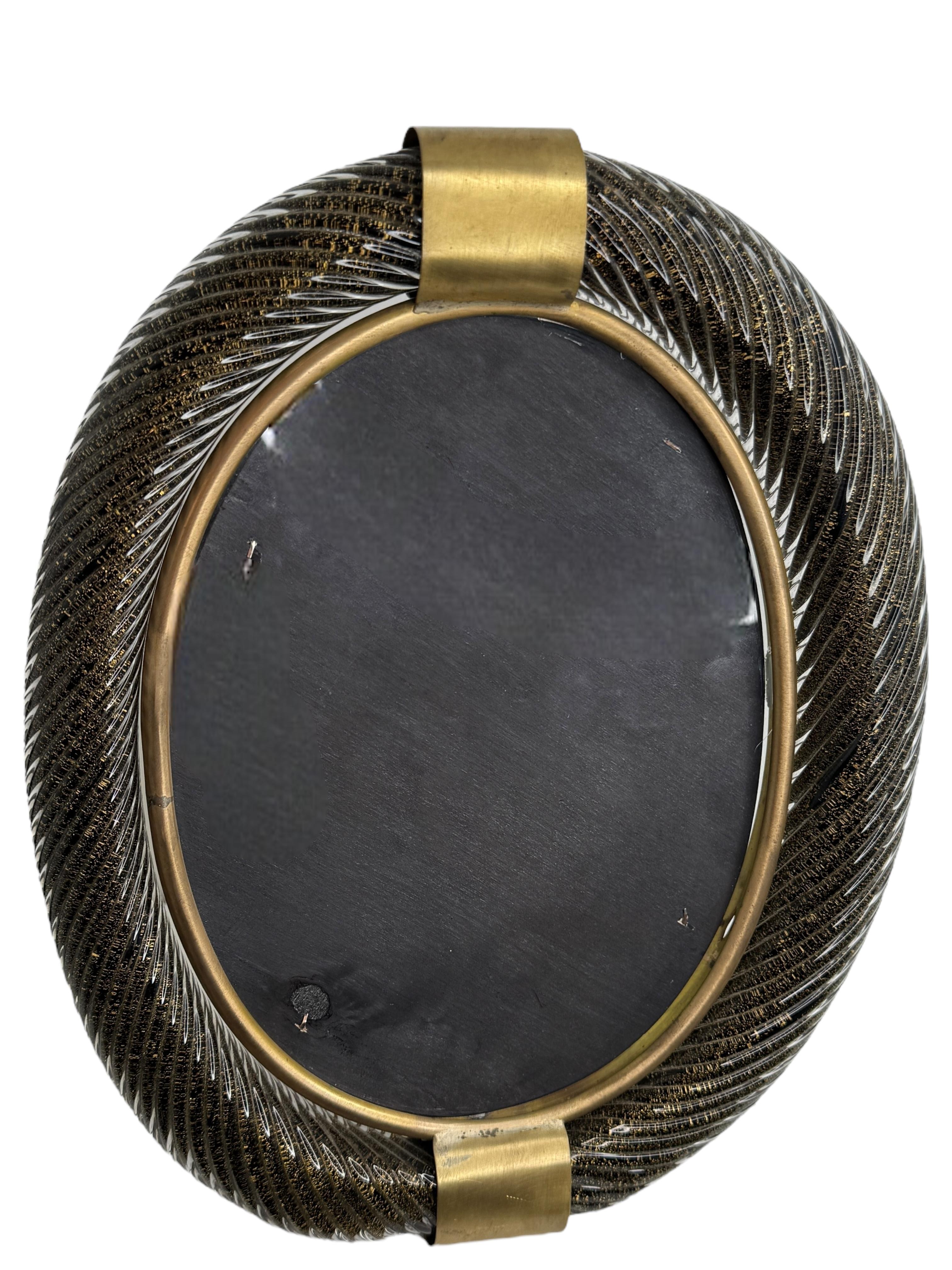 Großer schwarz-gold schimmernder Bilderrahmen aus gedrehtem Murano-Glas und Messing 1950er Jahre (Mitte des 20. Jahrhunderts) im Angebot