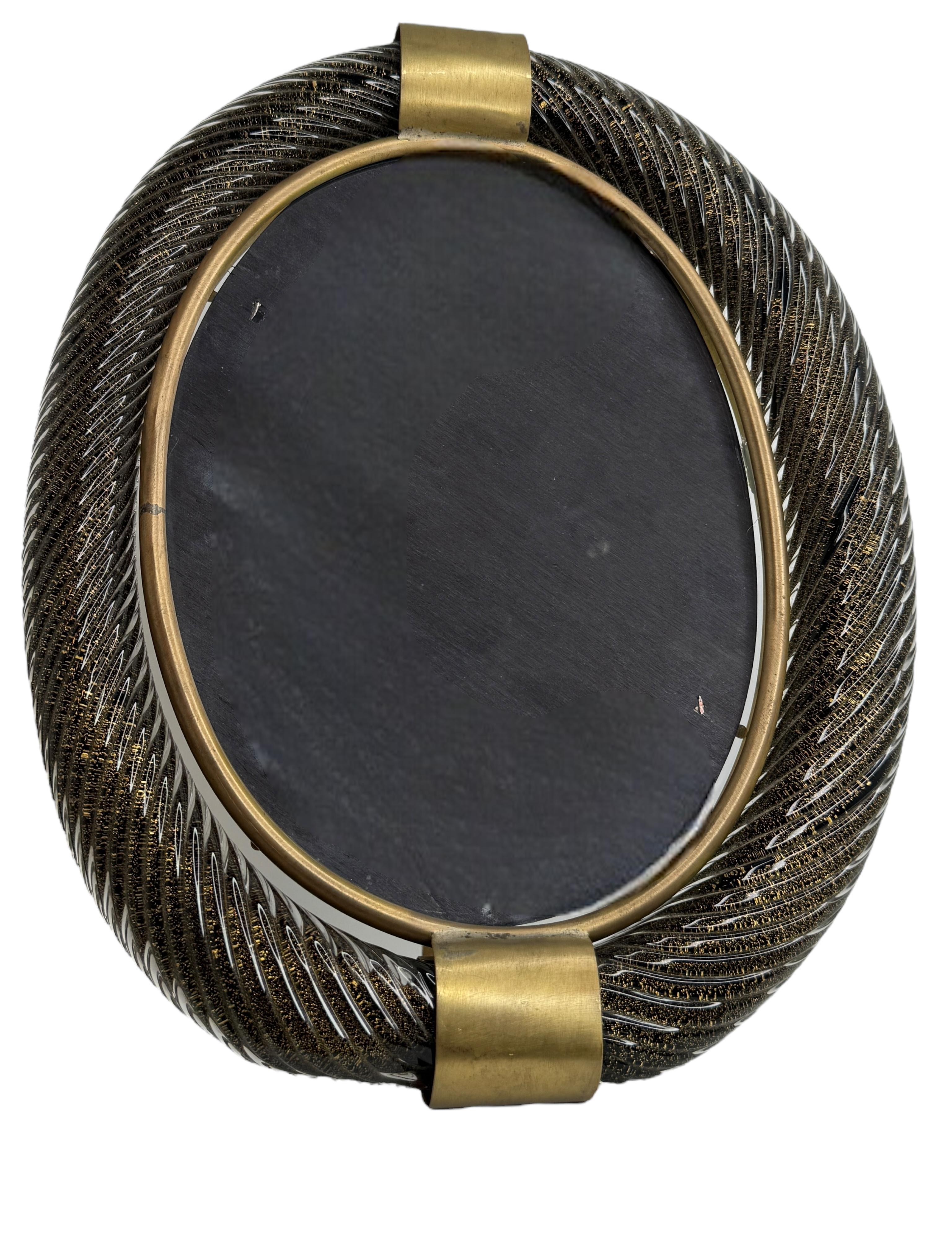 Großer schwarz-gold schimmernder Bilderrahmen aus gedrehtem Murano-Glas und Messing 1950er Jahre im Angebot 1