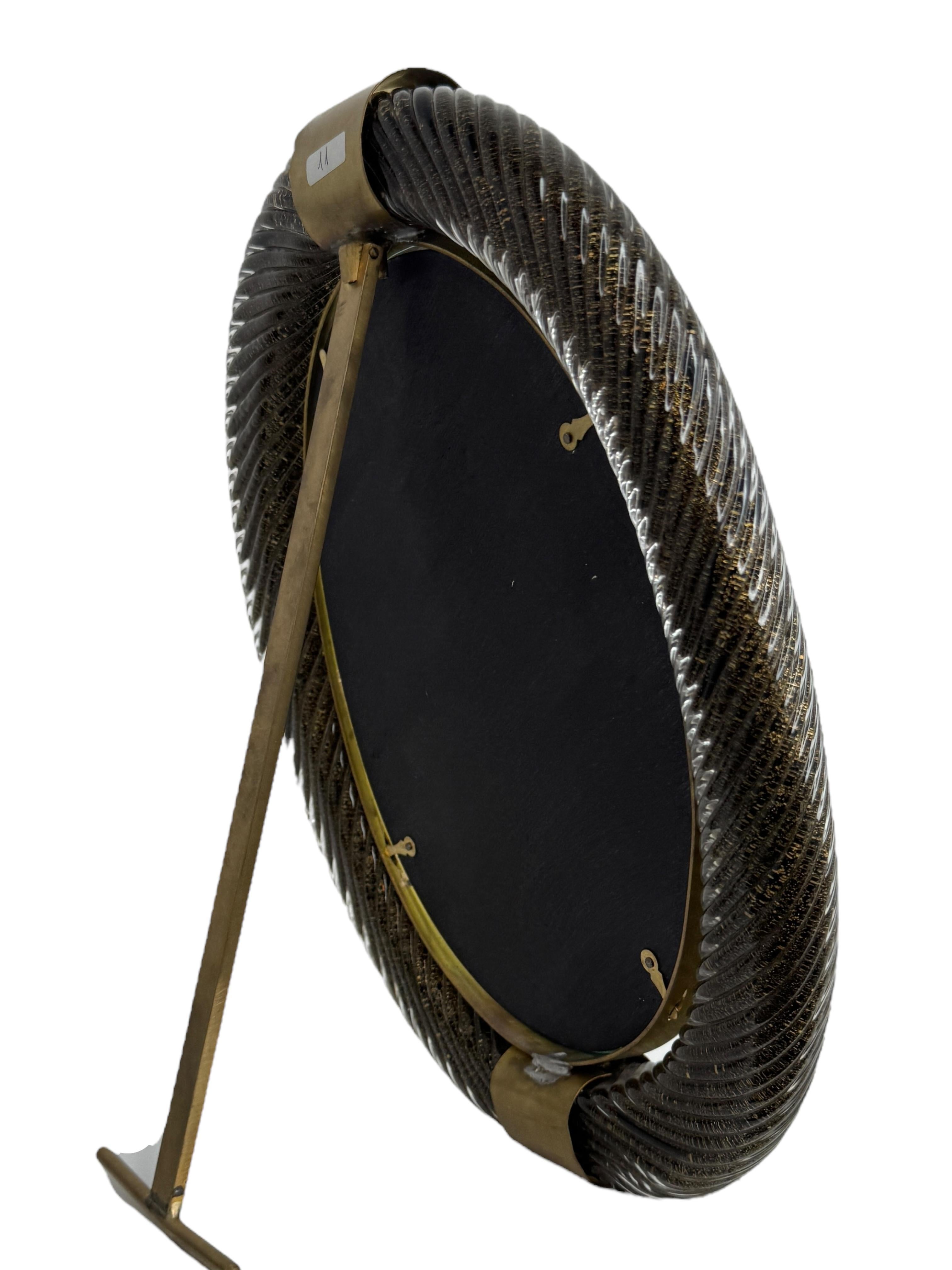 Großer schwarz-gold schimmernder Bilderrahmen aus gedrehtem Murano-Glas und Messing 1950er Jahre im Angebot 2