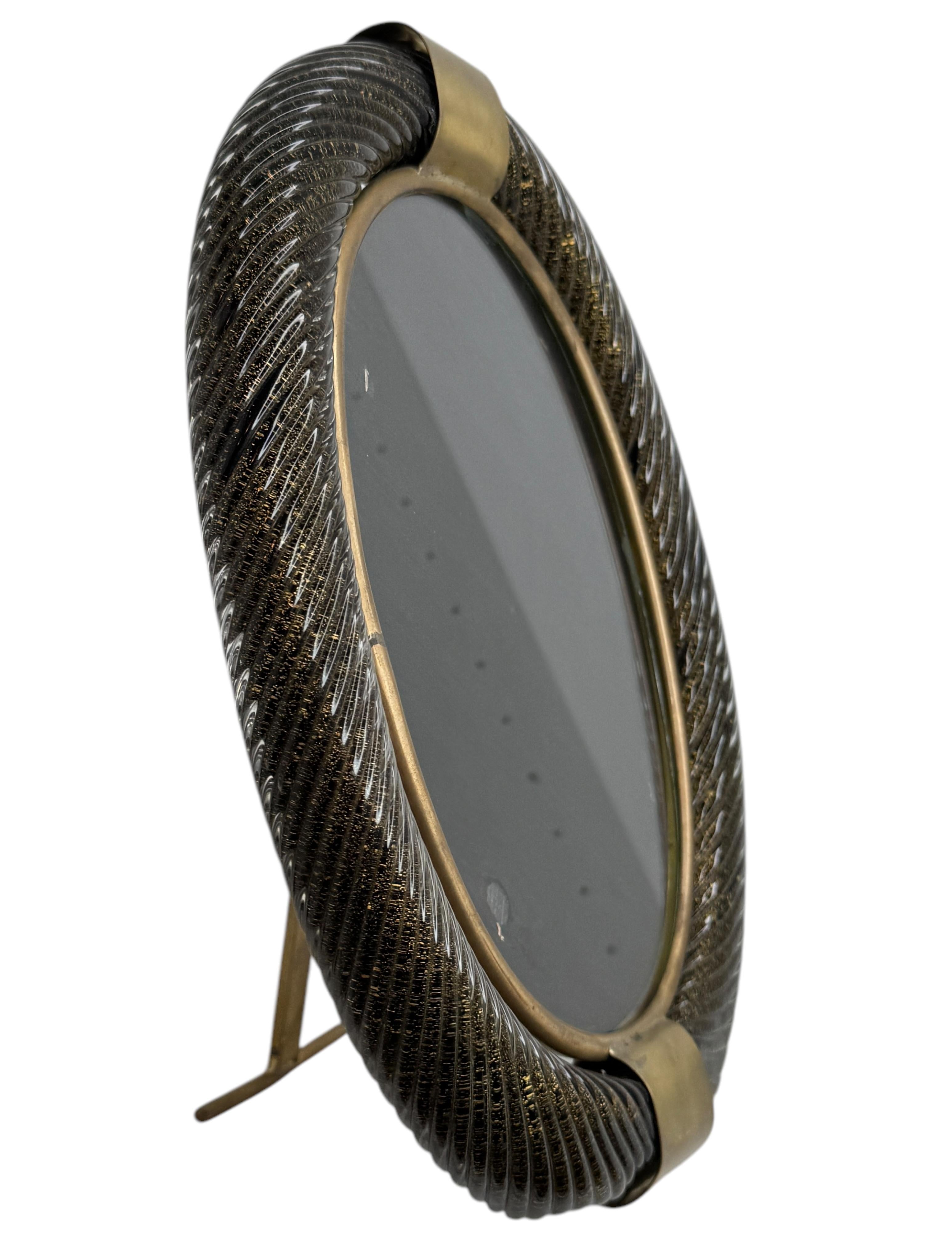 Großer schwarz-gold schimmernder Bilderrahmen aus gedrehtem Murano-Glas und Messing 1950er Jahre im Angebot 3