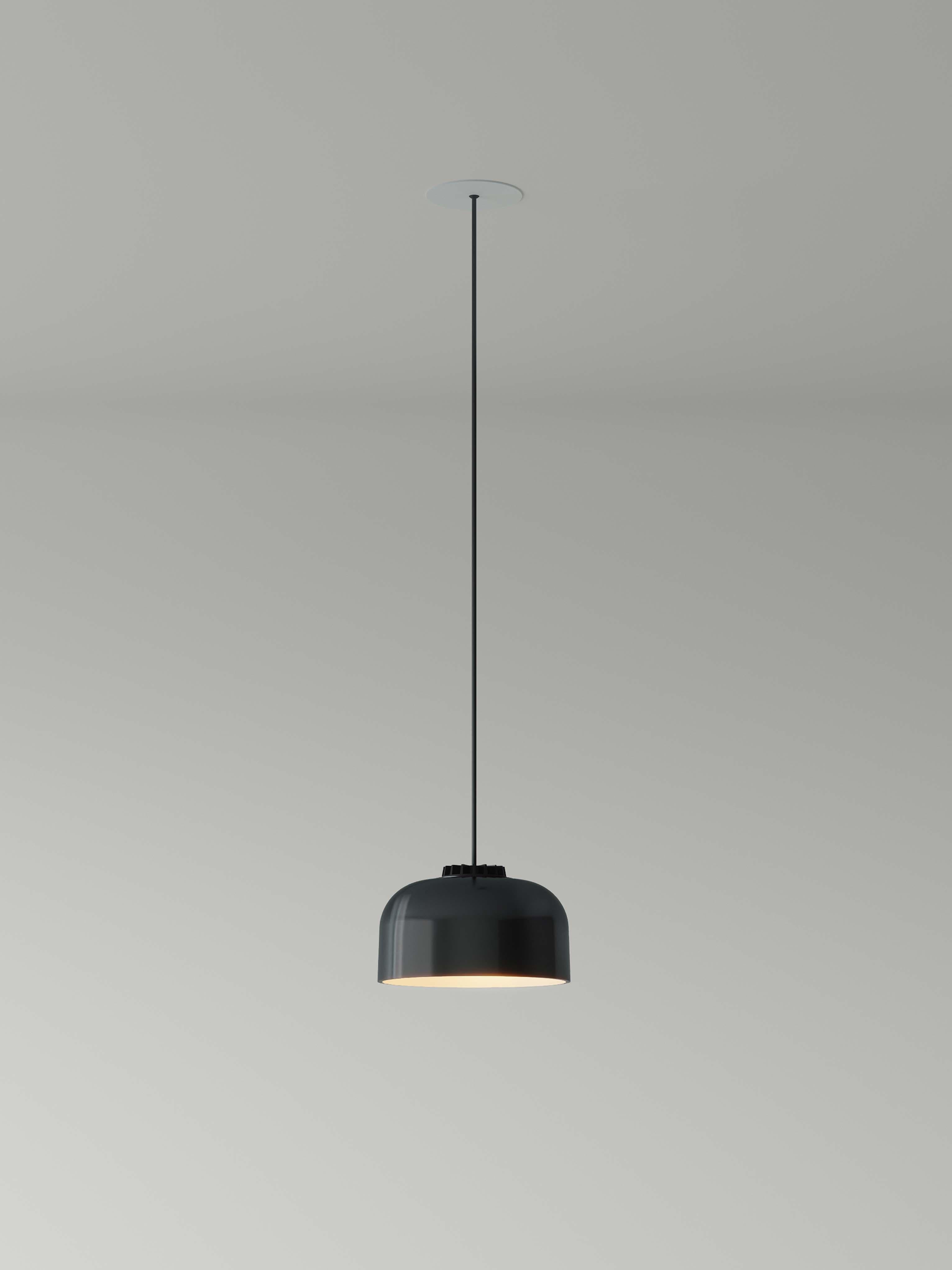 Large black headhat bowl pendant lamp by Santa & Cole
Dimensions: D 20 x H 12 cm
Materials: Metal, ceramic.
Cable lenght: 3mts.
Available in white or black ceramic. Available in 2 cable lengths: 3mts, 8mts.
Availalble in 2 canopy colors: Black