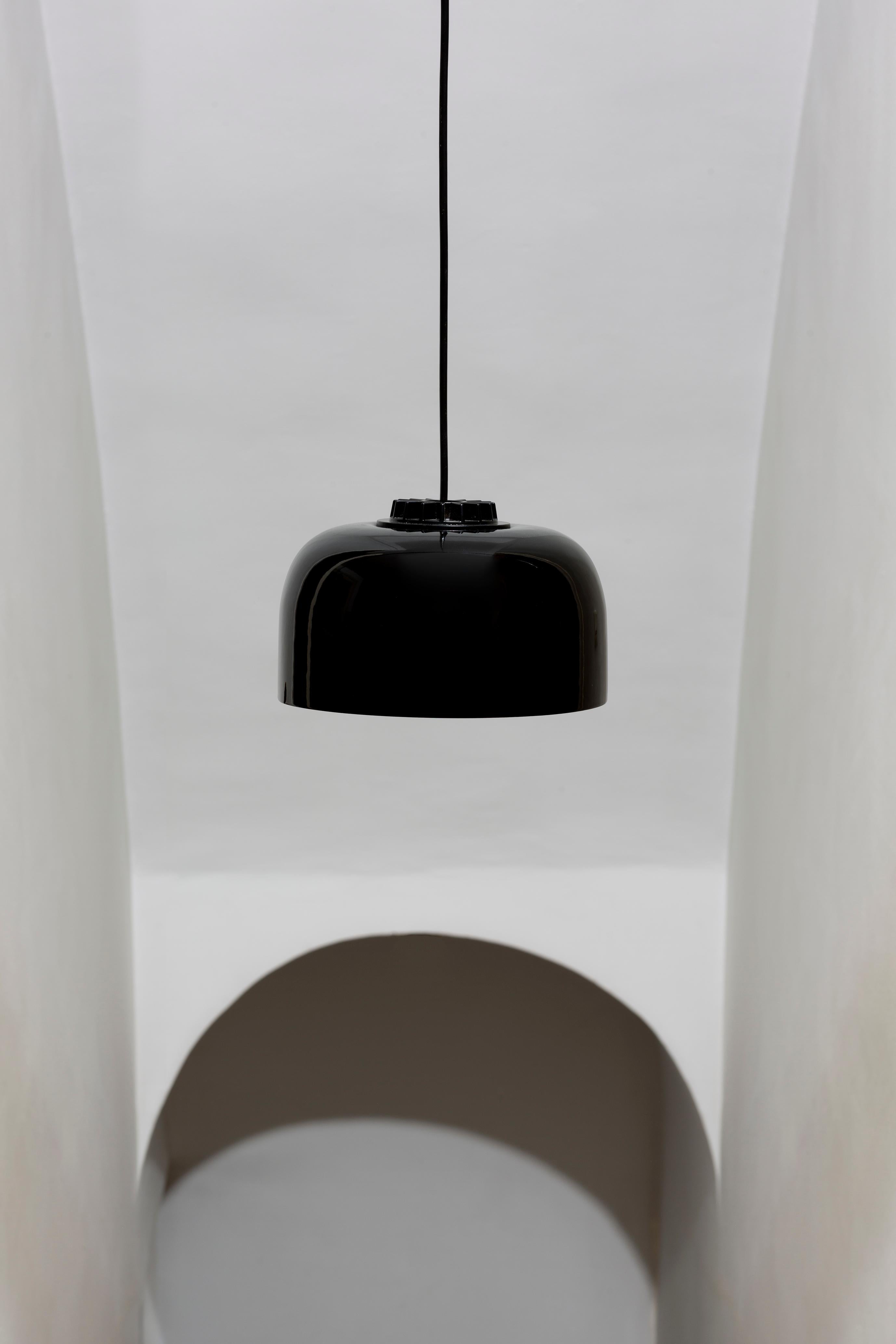 Large Black Headhat Bowl Pendant Lamp by Santa & Cole In New Condition For Sale In Geneve, CH