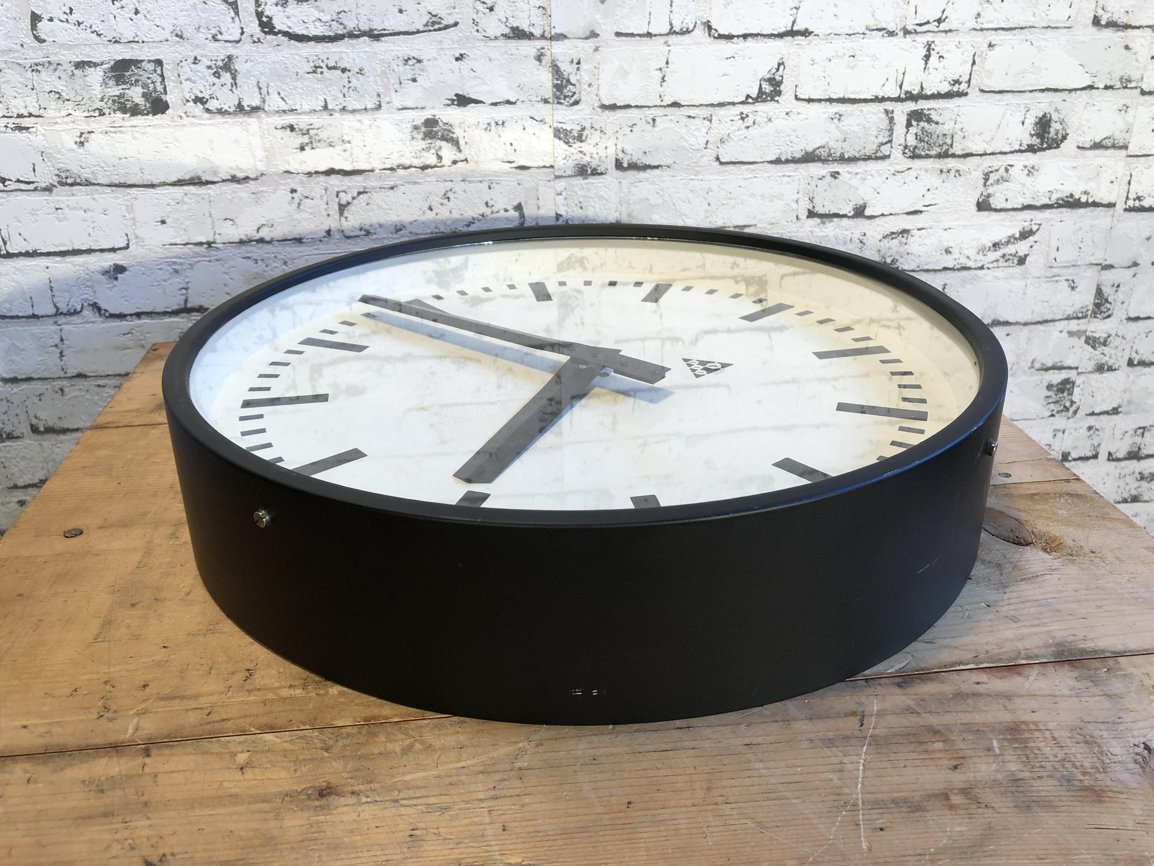 Large Black Industrial Clock From Pragotron, 1960s In Good Condition In Kojetice, CZ