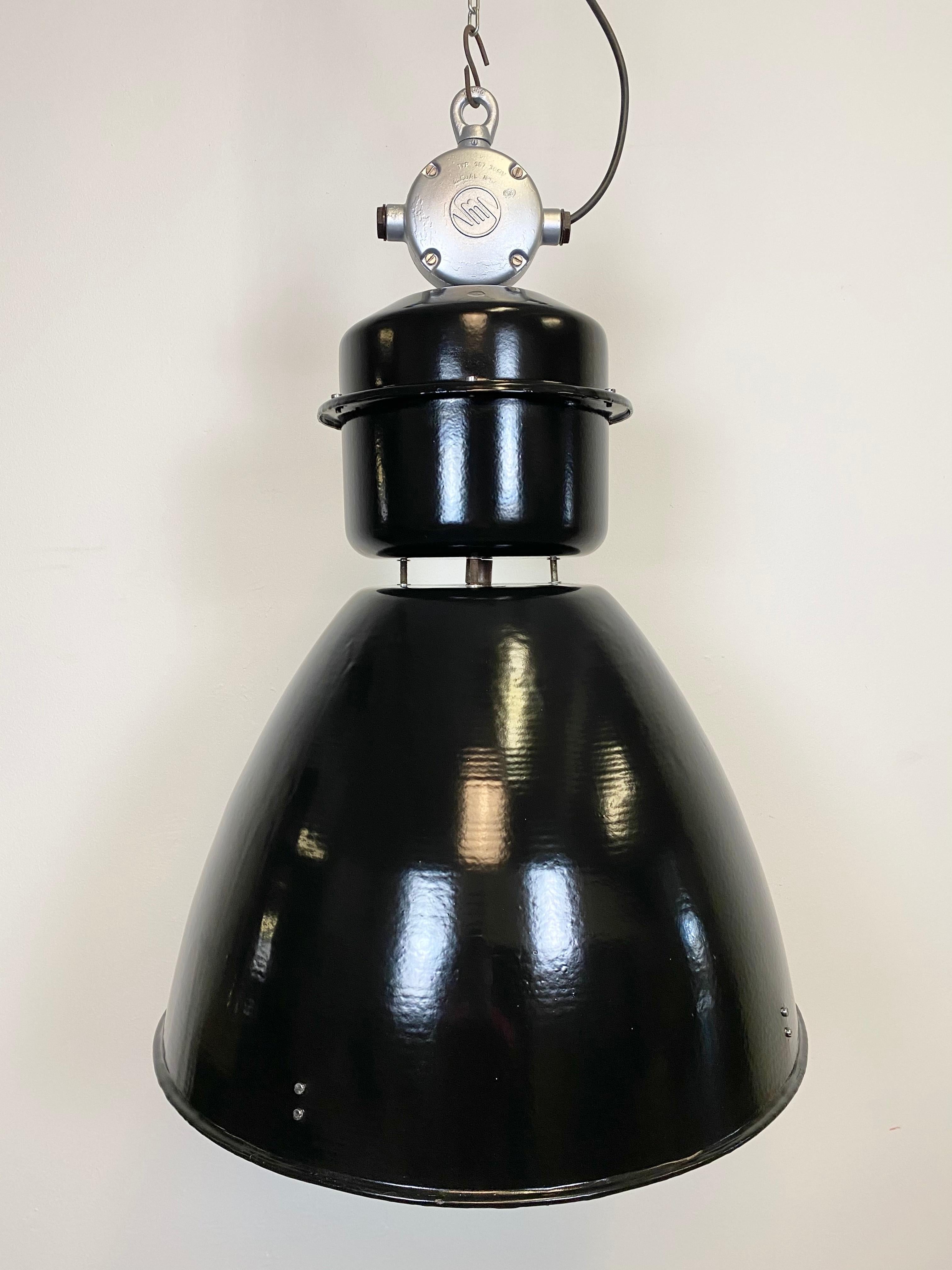 This black painted industrial pendant light was designed in the 1960s and produced by Elektrosvit in the former Czechoslovakia. It features a cast aluminium top, a black exterior and a white enamel interior.
New porcelain socket for requires