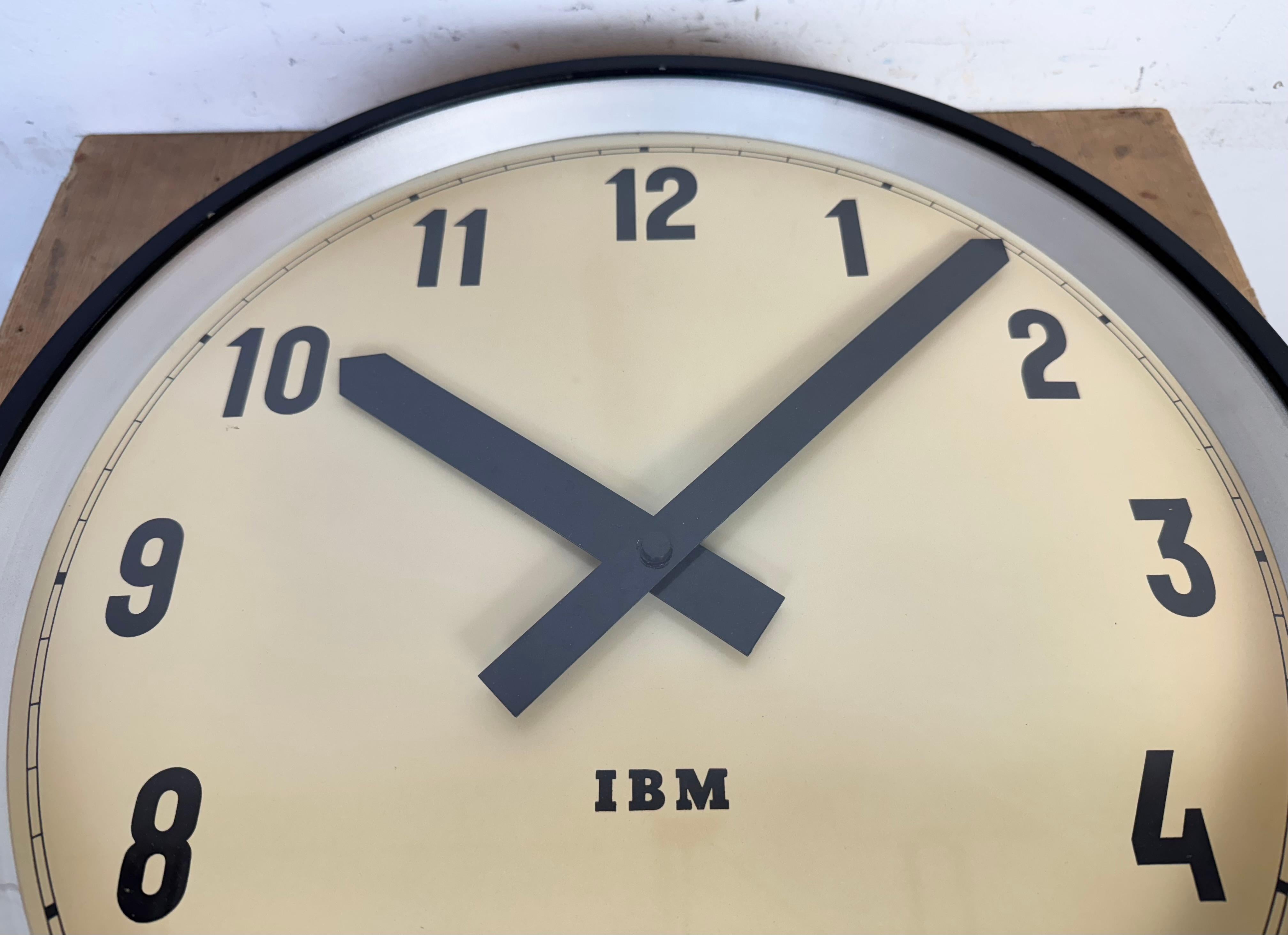 Grande horloge murale industrielle noire d'IBM, années 1950 3
