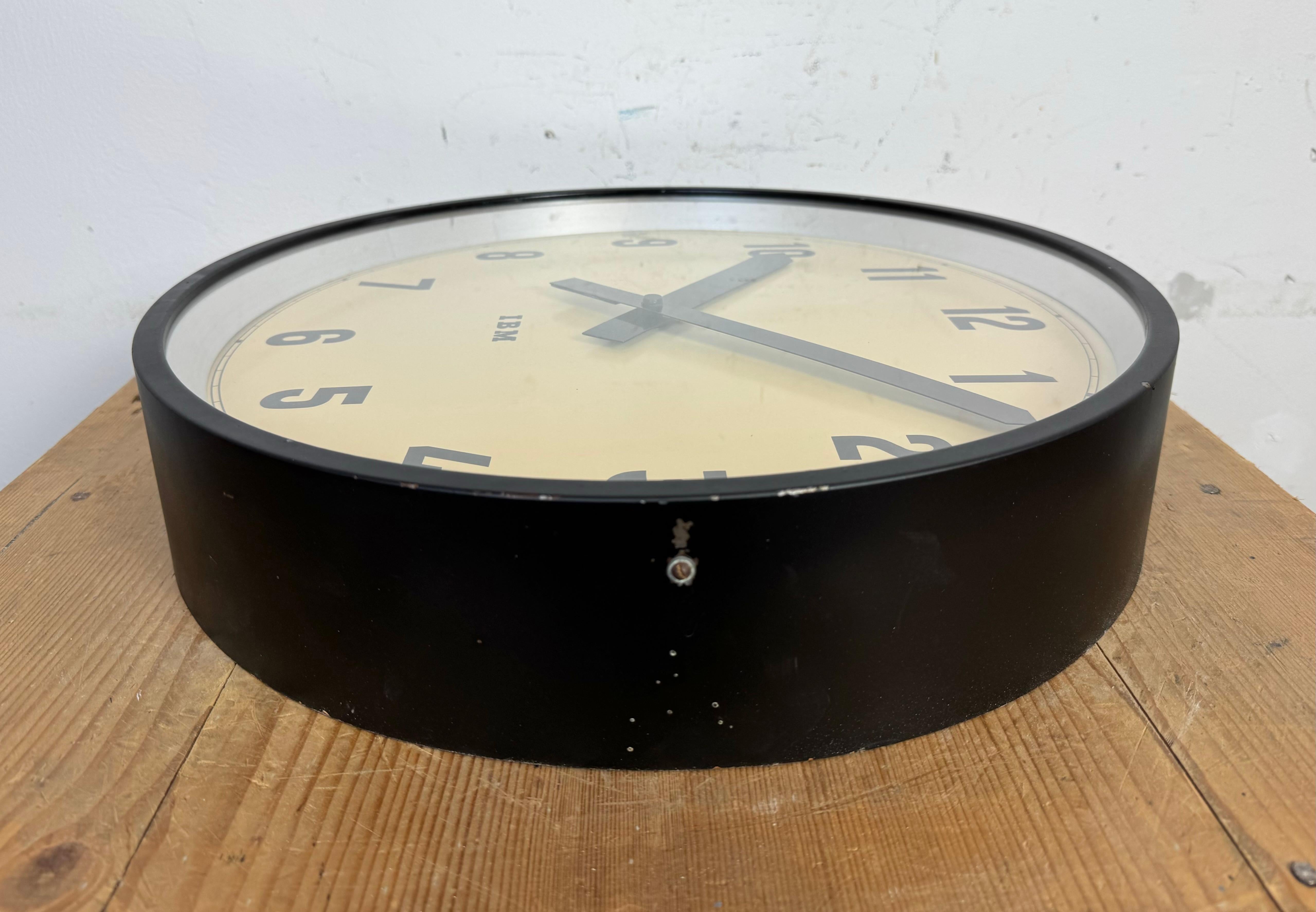Grande horloge murale industrielle noire d'IBM, années 1950 5