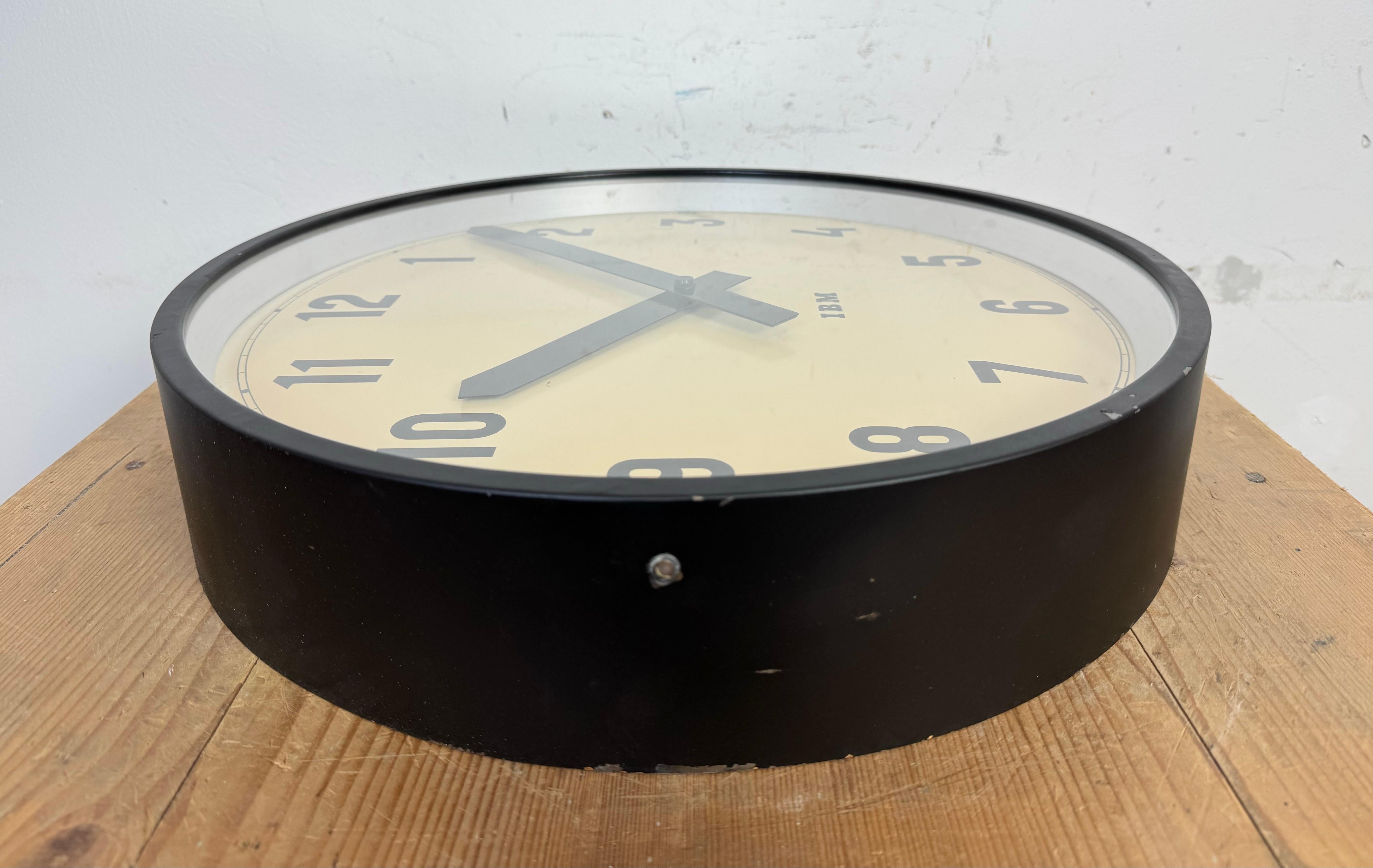 Grande horloge murale industrielle noire d'IBM, années 1950 7