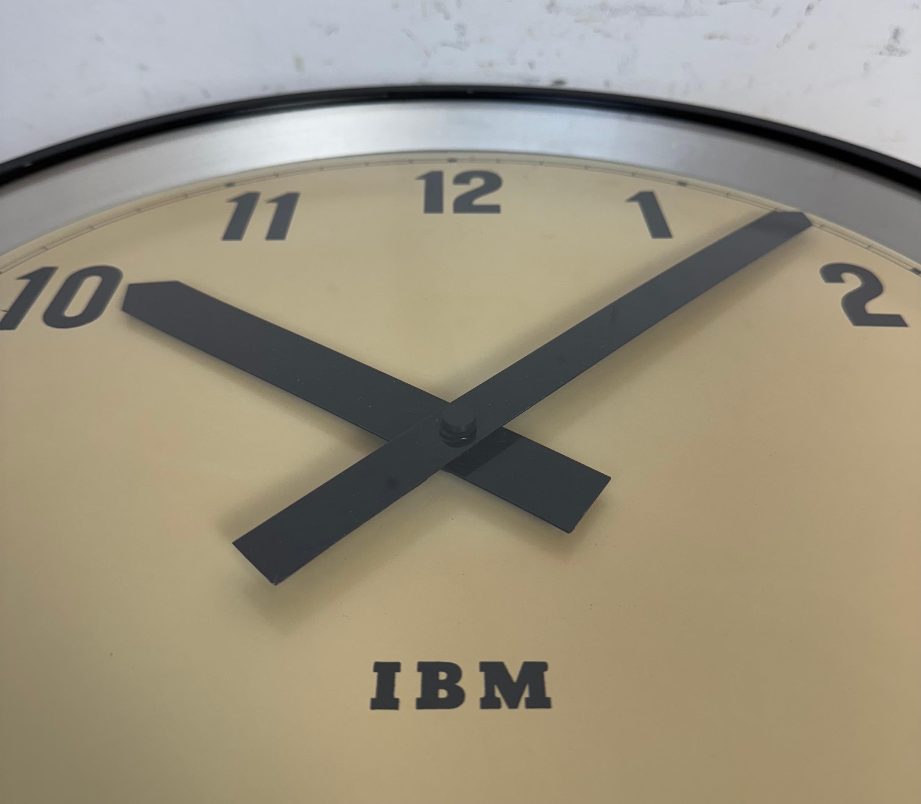 Grande horloge murale industrielle noire d'IBM, années 1950 8
