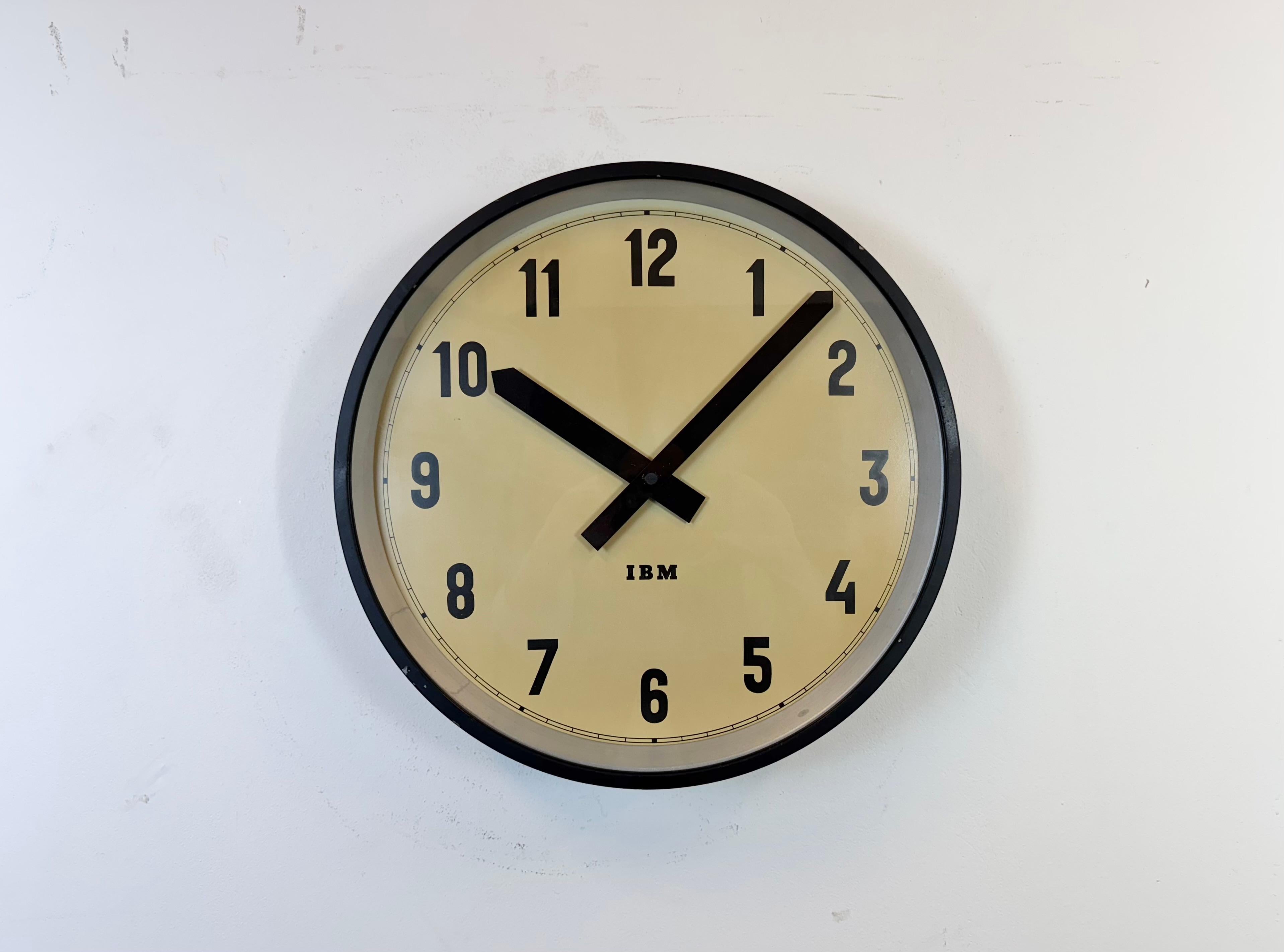 Cette horloge murale a été produite par IBM aux États-Unis dans les années 1950. Elle présente un cadre en métal noir, un cadran en fer, des aiguilles en aluminium et un couvercle en verre transparent. La pièce a été convertie en un mécanisme