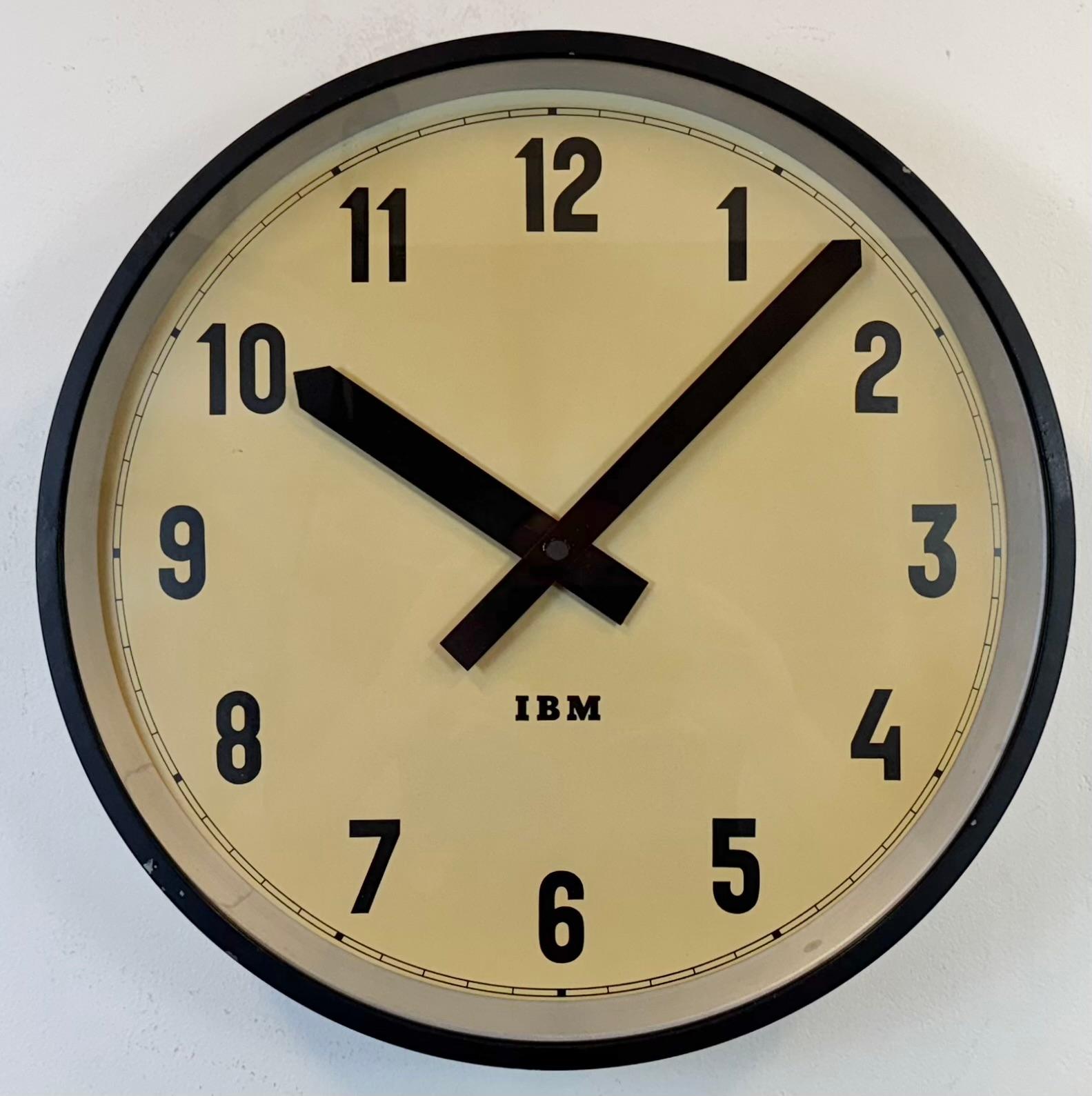Industriel Grande horloge murale industrielle noire d'IBM, années 1950