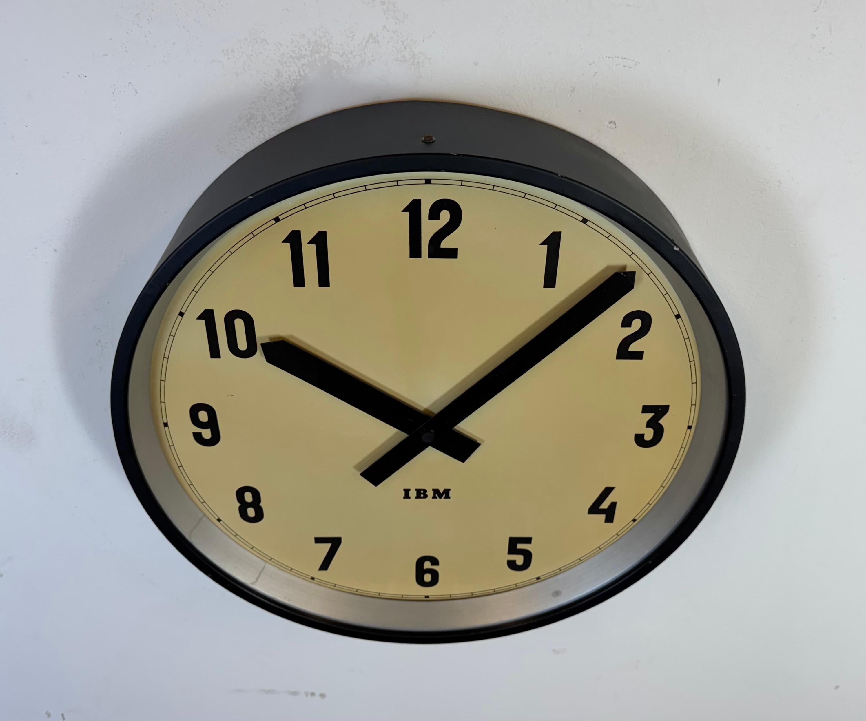 20ième siècle Grande horloge murale industrielle noire d'IBM, années 1950