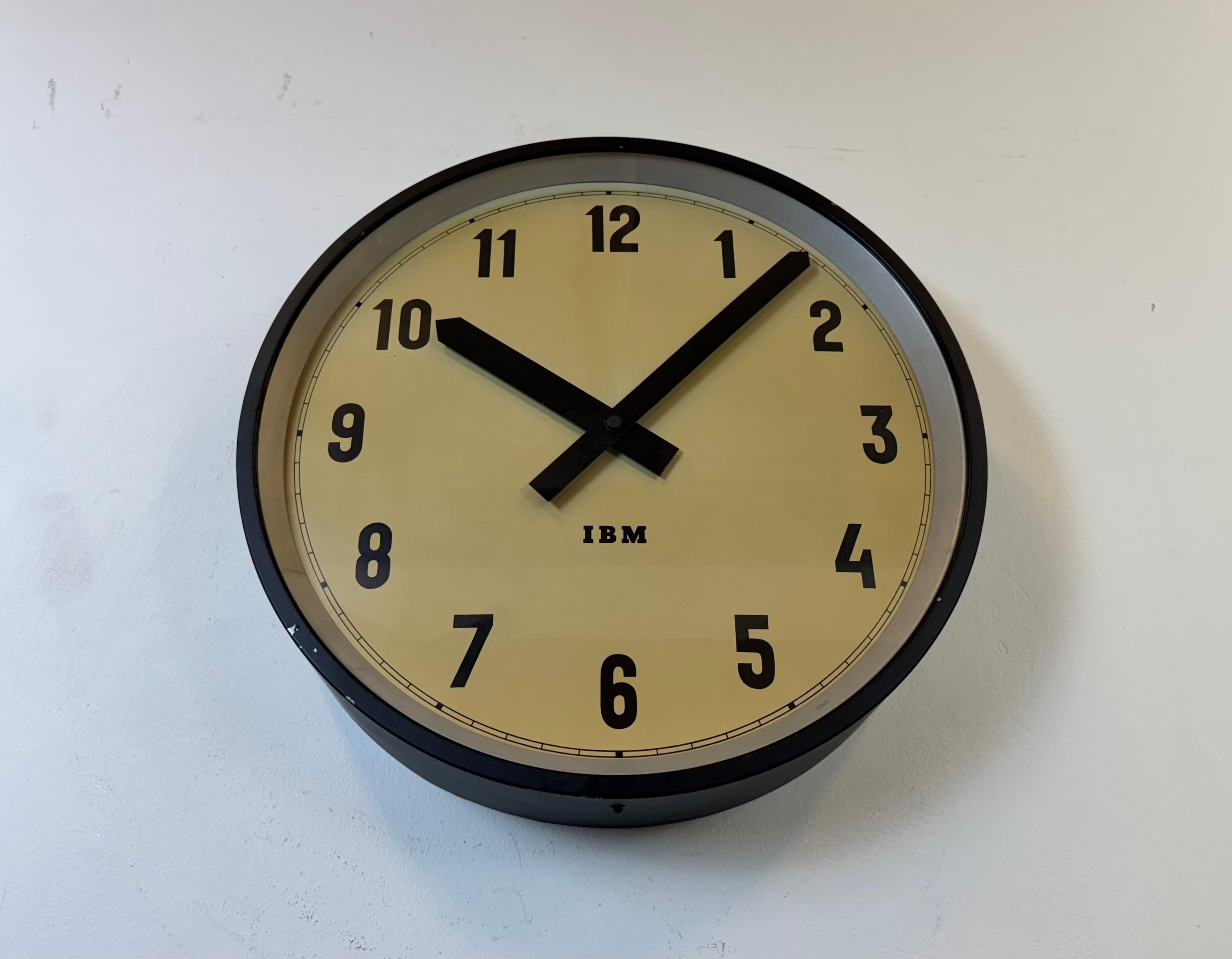 Verre Grande horloge murale industrielle noire d'IBM, années 1950