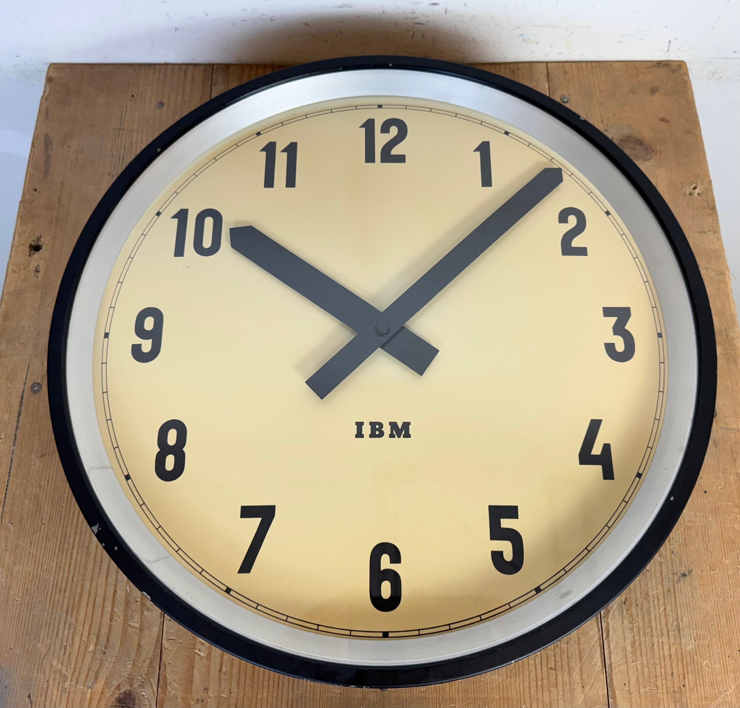 Grande horloge murale industrielle noire d'IBM, années 1950 2