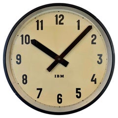 Grande horloge murale industrielle noire d'IBM, années 1950
