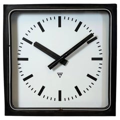 Große quadratische schwarze Industrie Station-Wanduhr von Pragotron, 1960er Jahre