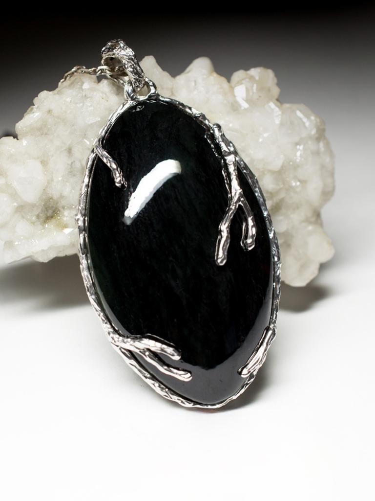 Großer Silberanhänger mit natürlicher schwarzer Jade
Gewicht des Steins - 95,60 Karat
Gewicht des Anhängers - 22.80 Gramm
Steinabmessungen - 0.39 х 1.1 х 1.85 in / 10 х 28 х 47 mm
Höhe des Anhängers - 2,28 Zoll / 58 mm