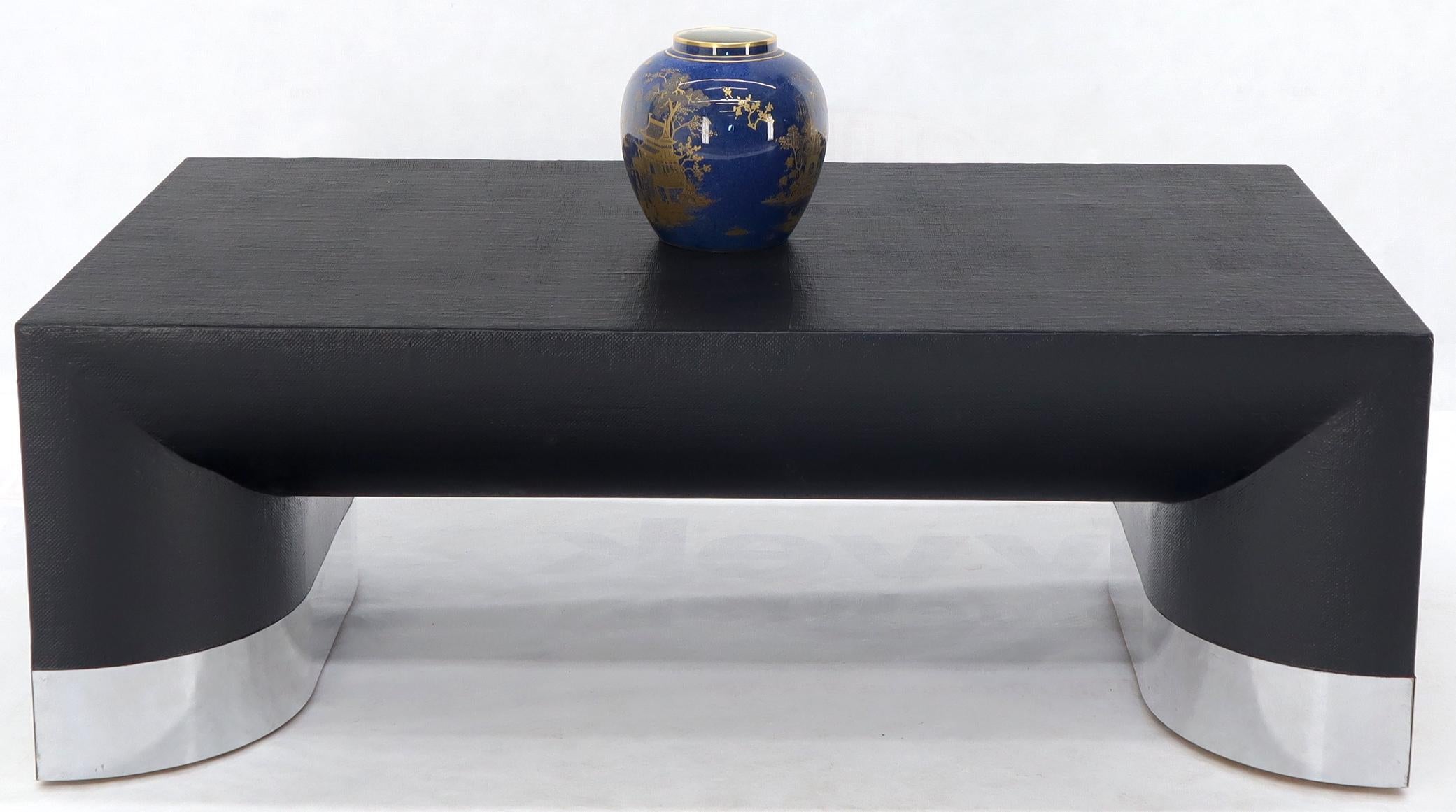 Grande table basse rectangulaire recouverte de tissu laqué noir et dotée d'une base en chrome en vente 2