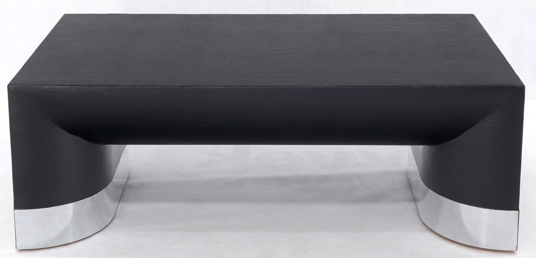 Mid-Century Modern Grande table basse rectangulaire recouverte de tissu laqué noir et dotée d'une base en chrome en vente