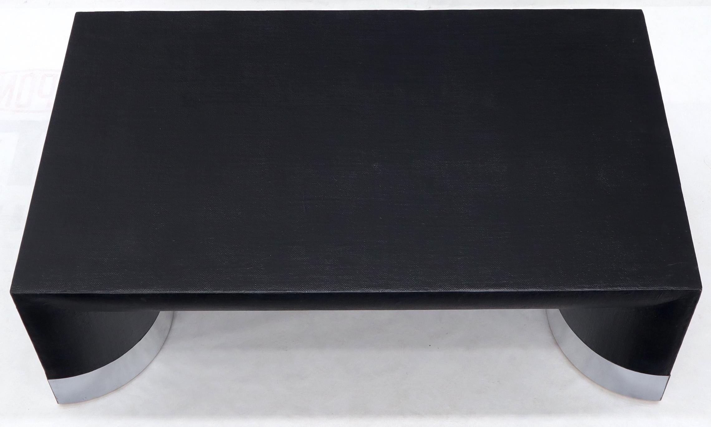 Américain Grande table basse rectangulaire recouverte de tissu laqué noir et dotée d'une base en chrome en vente